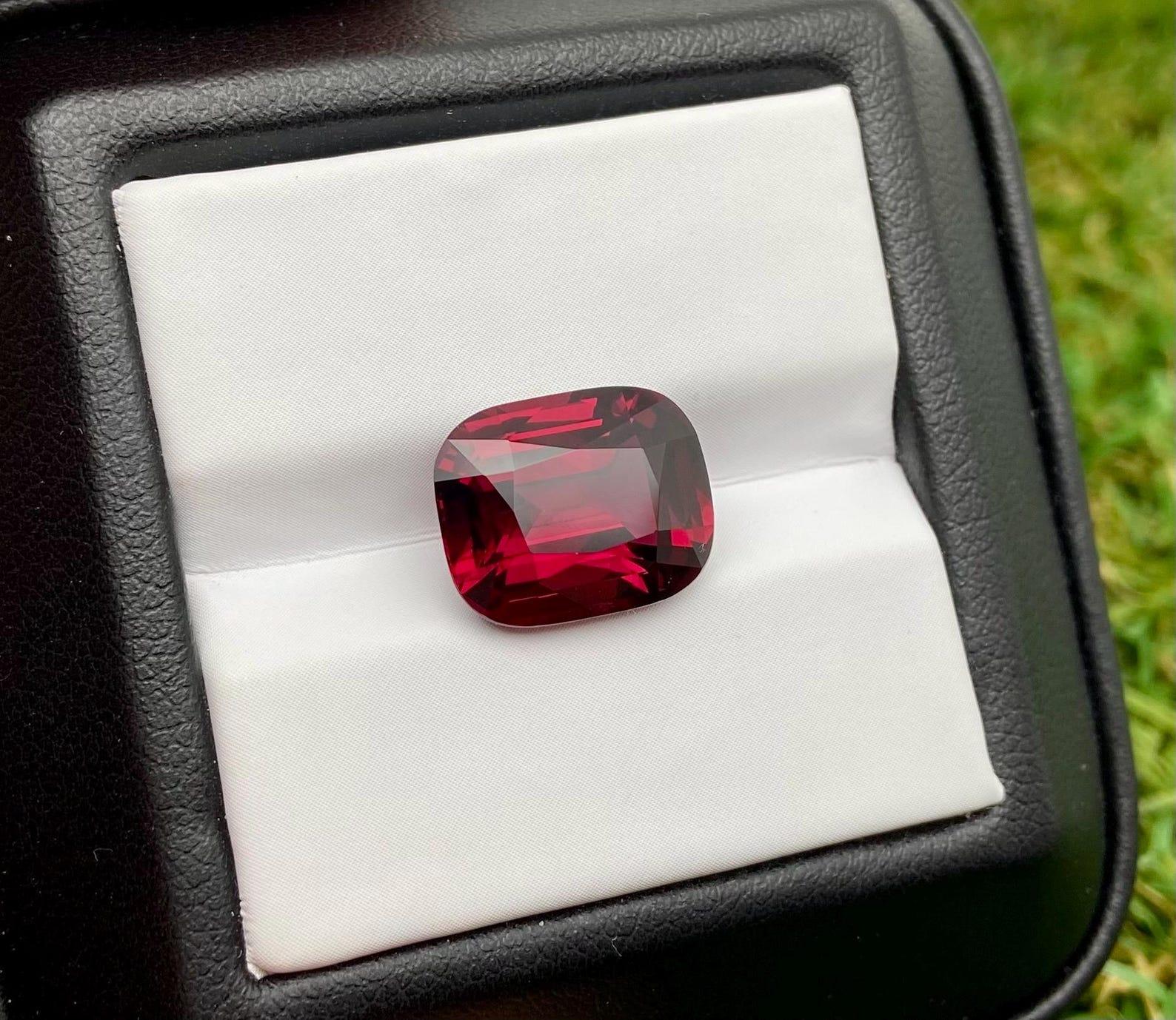 Women's or Men's Natural Garnet Rhodolite gemstone 8.02 ct., Cushion cut, Tanzania, Certificate. For Sale
