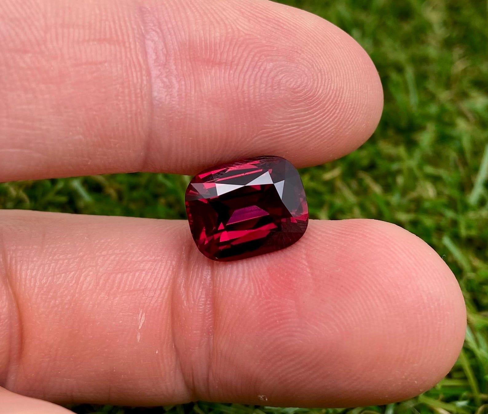 Natural Garnet Rhodolite gemstone 8.02 ct., Cushion cut, Tanzania, Certificate. For Sale 1
