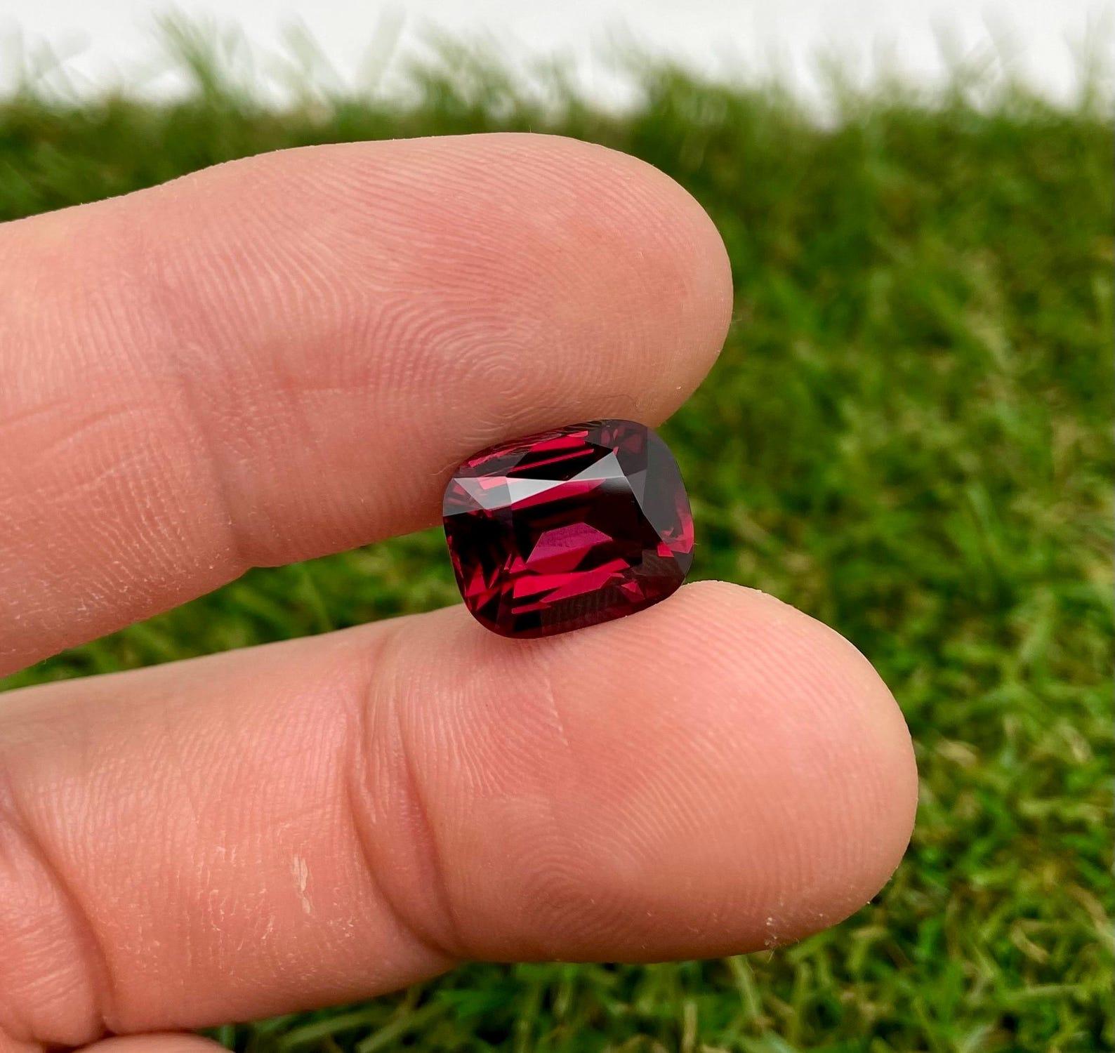 Natural Garnet Rhodolite gemstone 8.02 ct., Cushion cut, Tanzania, Certificate. For Sale 2