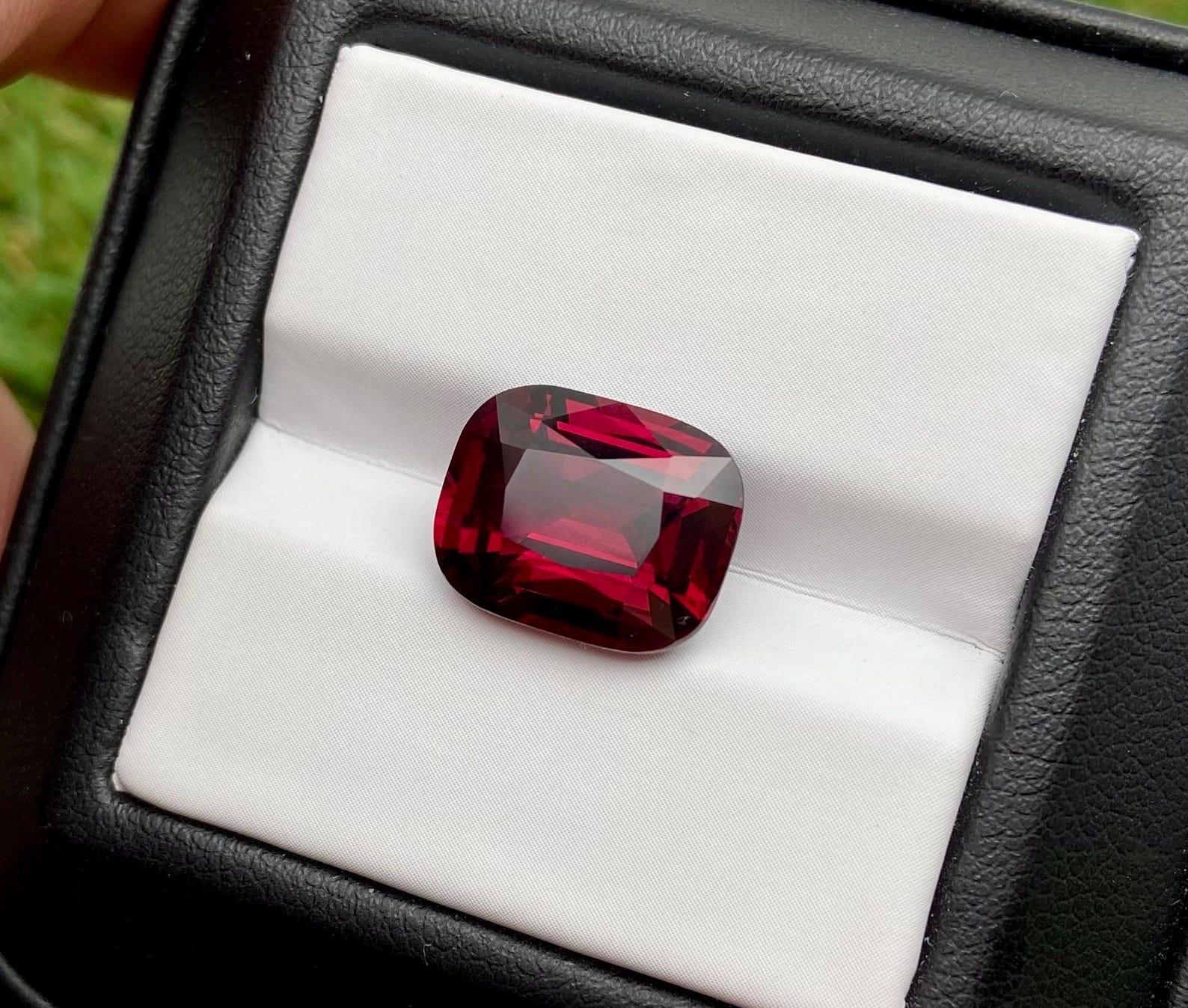 Natural Garnet Rhodolite gemstone 8.02 ct., Cushion cut, Tanzania, Certificate. For Sale 3