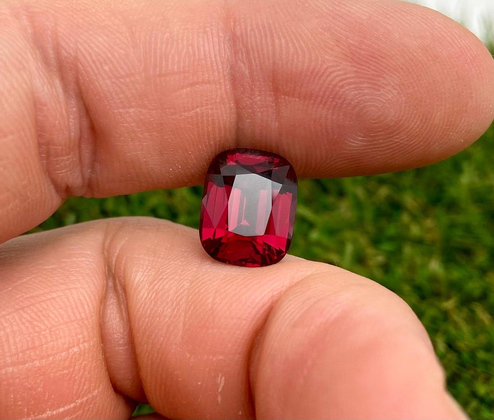 Natural Garnet Rhodolite gemstone 8.02 ct., Cushion cut, Tanzania, Certificate. For Sale 4