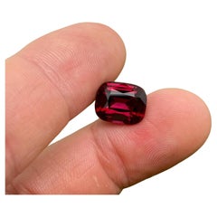 Natural Garnet Rhodolite gemstone 8.02 ct., Cushion cut, Tanzania, Certificate.