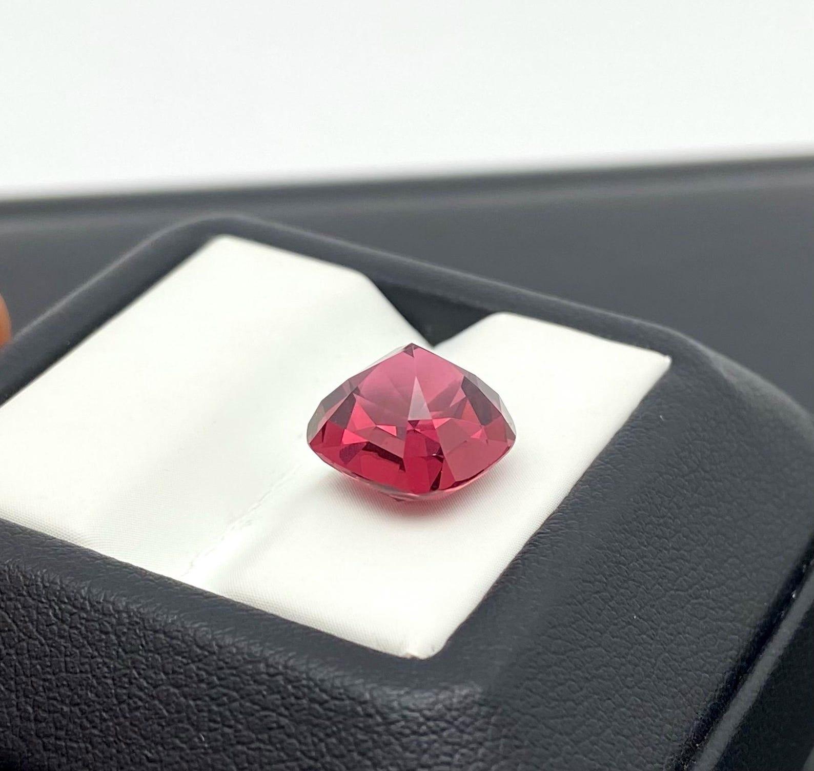 Grenat Rhodolite Pourpre-Rouge naturelle Forme de coeur, 4.50 ct, VS