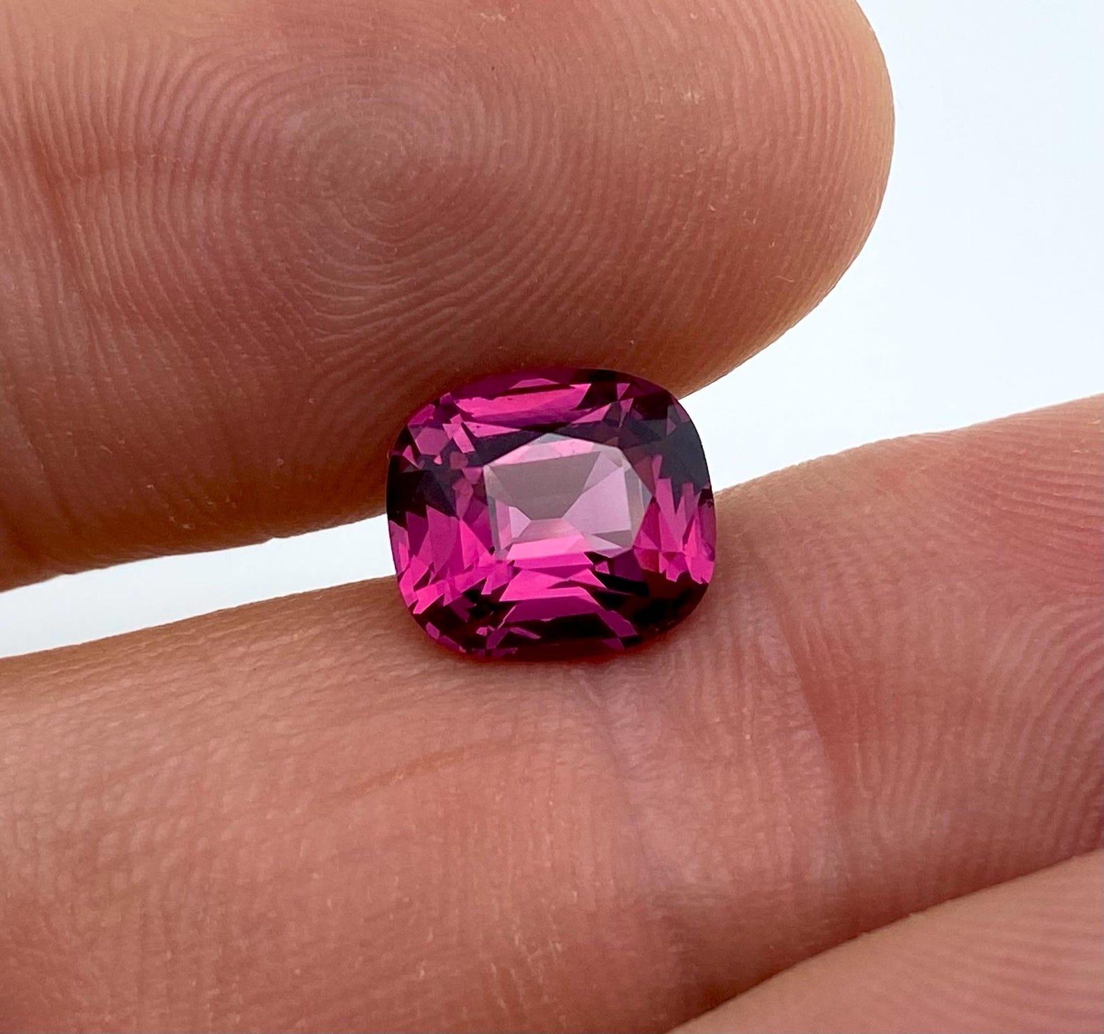 Cushion Cut Natural Garnet Rhodolite high quality! loose gemstone 4.02 ct., Cushion cut For Sale