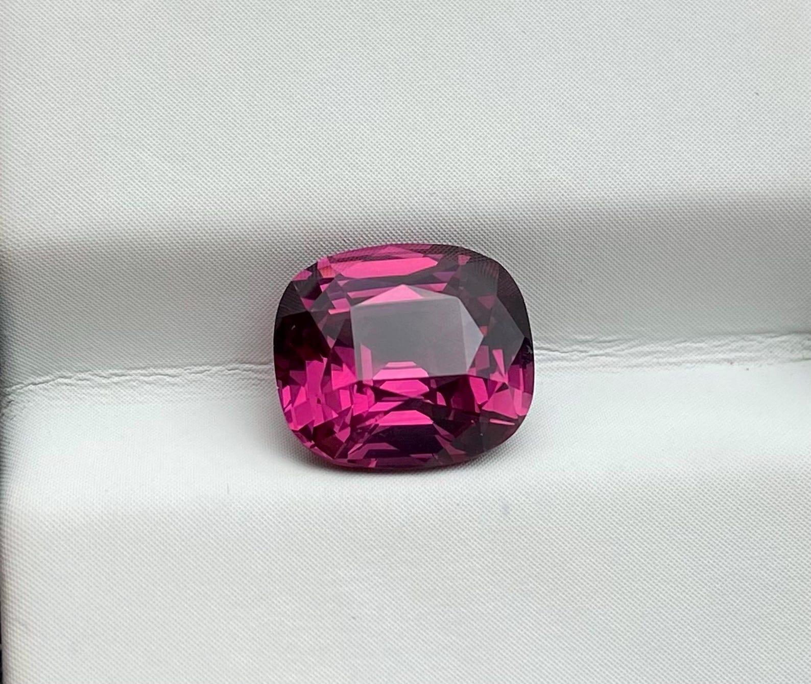 Natural Garnet Rhodolite high quality! loose gemstone 4.02 ct., Cushion cut In New Condition For Sale In Daugavpils, LV