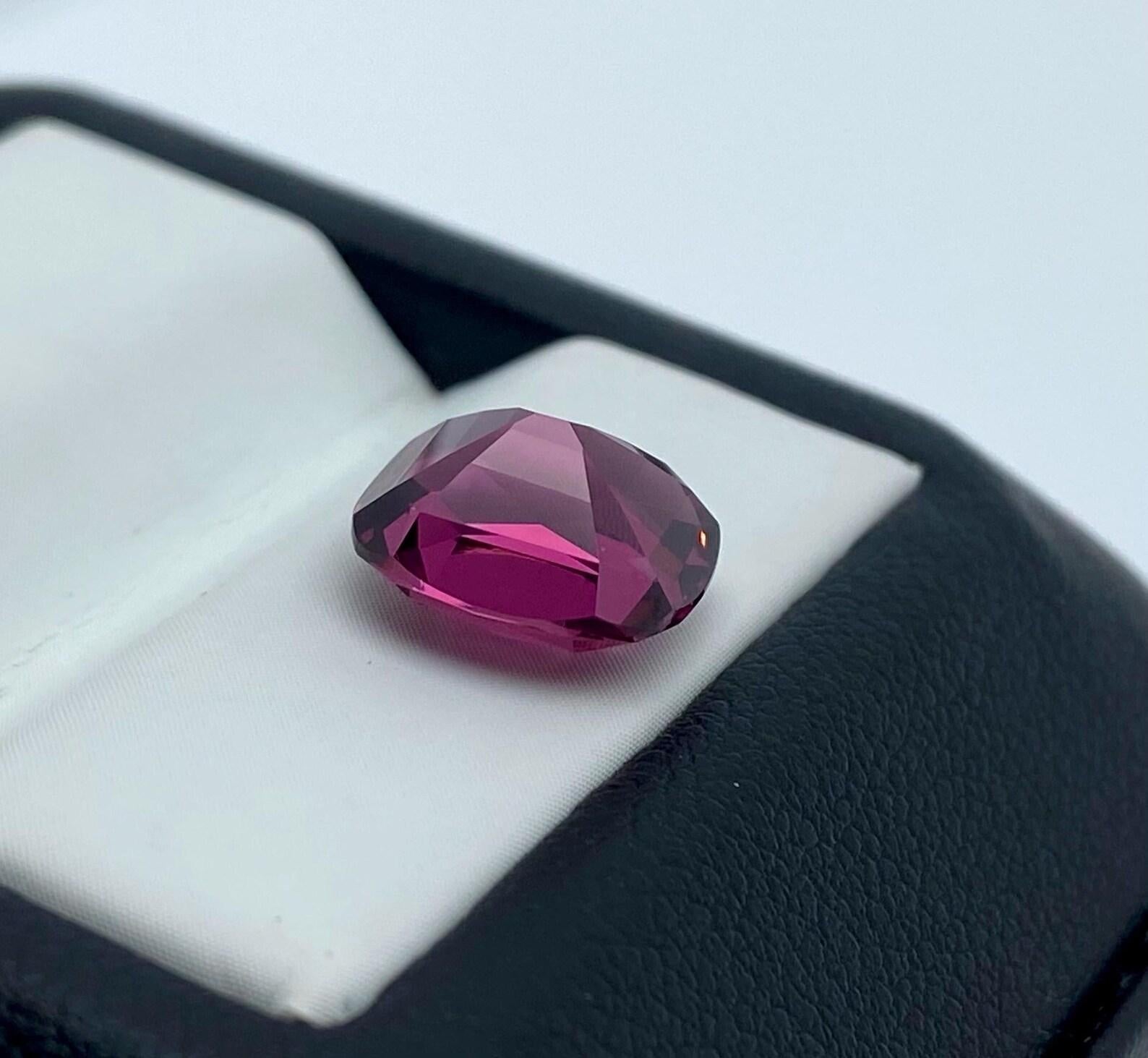 Natural Garnet Rhodolite high quality! loose gemstone 4.02 ct., Cushion cut For Sale 1