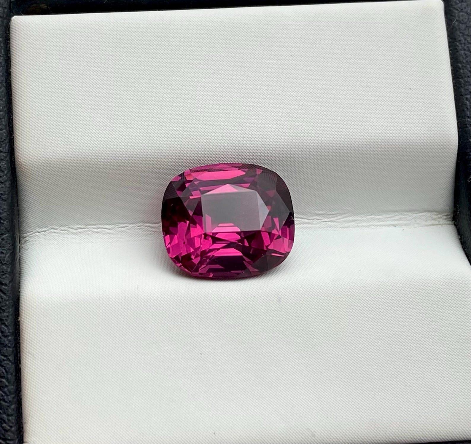Natural Garnet Rhodolite high quality! loose gemstone 4.02 ct., Cushion cut For Sale 3
