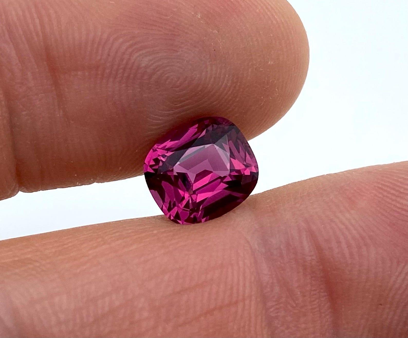 Natural Garnet Rhodolite high quality! loose gemstone 4.02 ct., Cushion cut For Sale 4