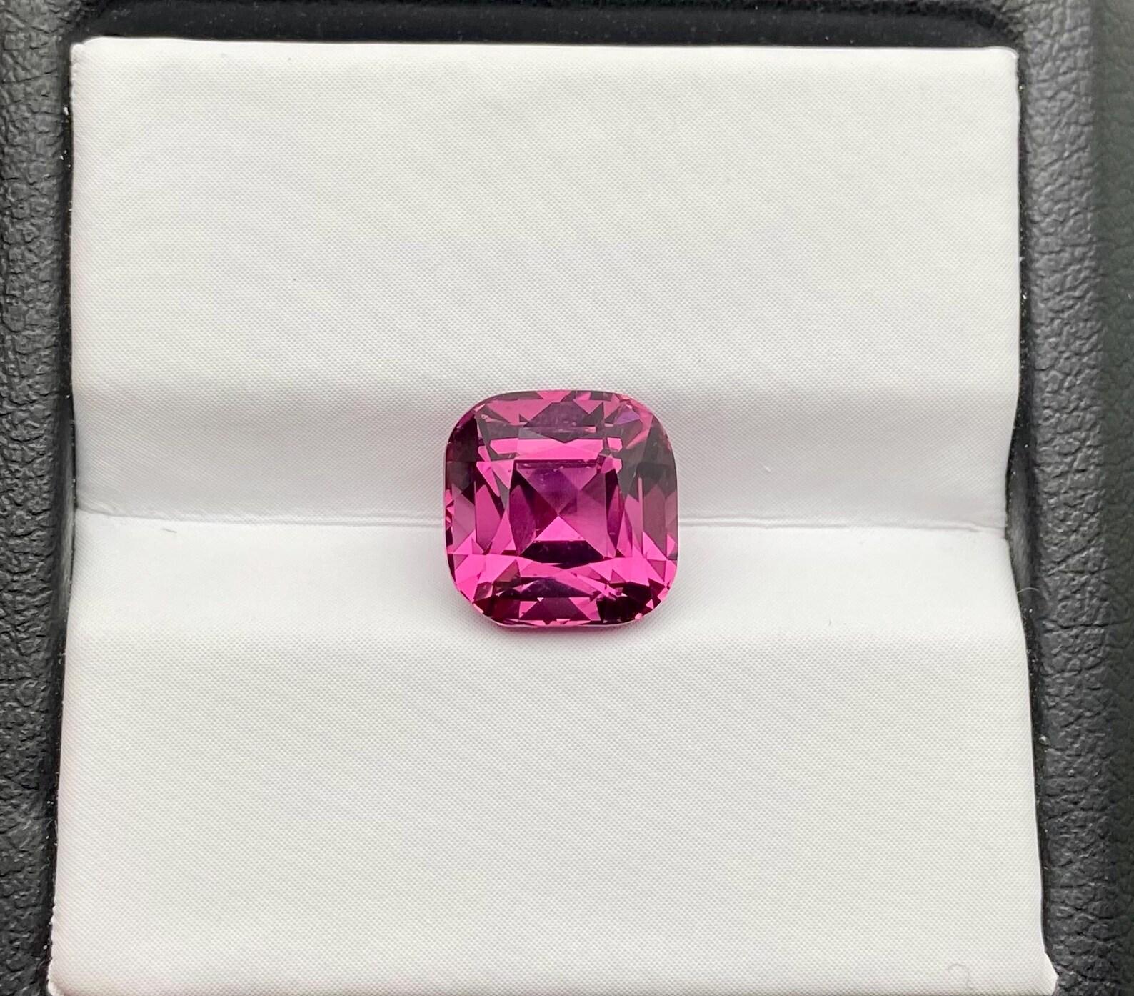 Grenat Rhodolite Naturel Pierre précieuse en vrac

Certifié par un laboratoire : GFCO
Couleur des pierres : VIVID PINK-PURPLE/PURPLE-PINK
Type de pierre précieuse : Grenat
Taille de la pierre : 8.59x8.51x6.58 mm
Qualité de la coupe :