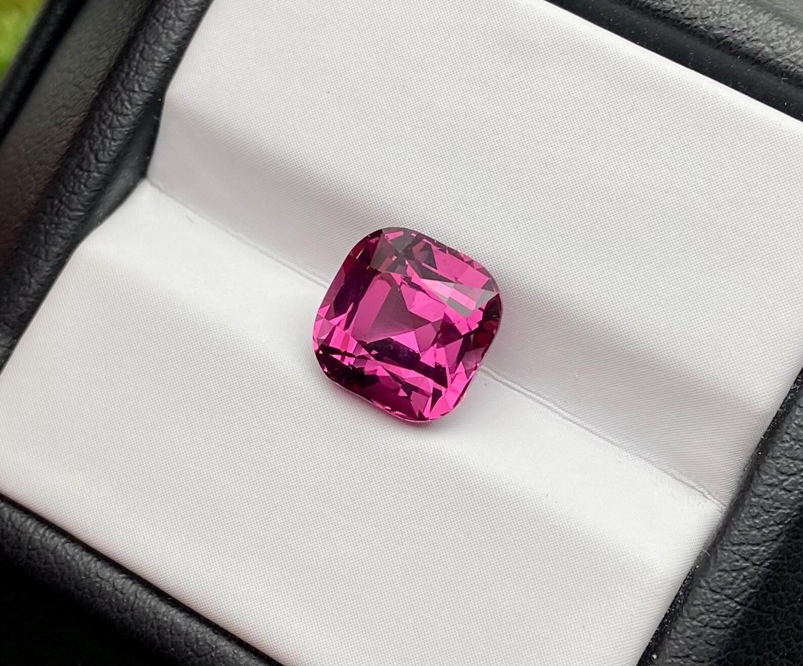 Taille coussin Pierre précieuse non sertie grenat rhodolite naturelle de 4,16 carats, taille coussin, certificat GFCO en vente