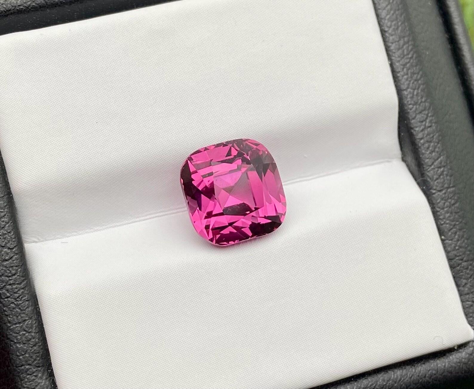 Pierre précieuse non sertie grenat rhodolite naturelle de 4,16 carats, taille coussin, certificat GFCO Neuf - En vente à Daugavpils, LV