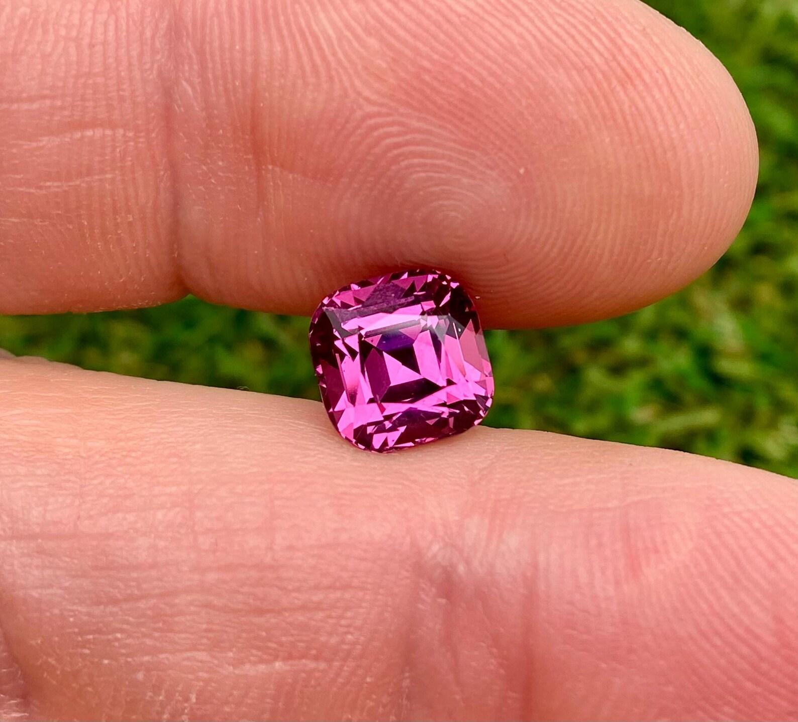 Pierre précieuse non sertie grenat rhodolite naturelle de 4,16 carats, taille coussin, certificat GFCO Unisexe en vente