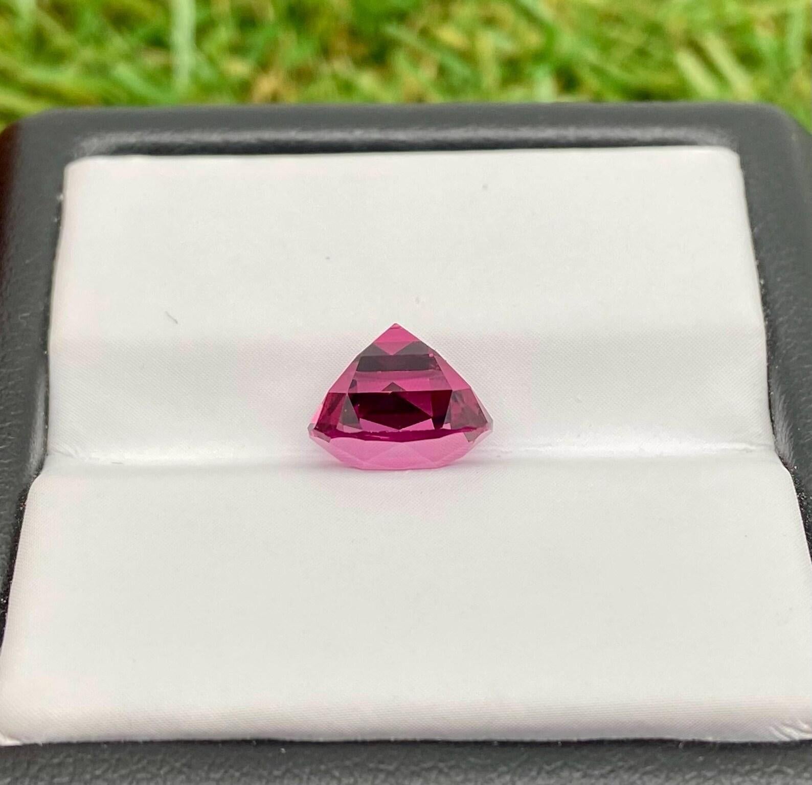 Pierre précieuse non sertie grenat rhodolite naturelle de 4,16 carats, taille coussin, certificat GFCO en vente 1
