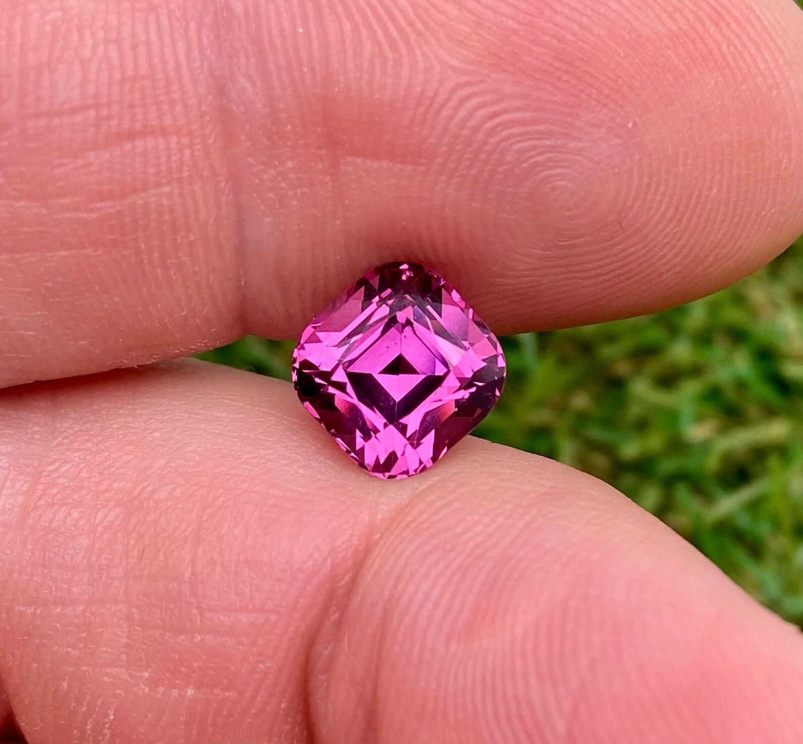Pierre précieuse non sertie grenat rhodolite naturelle de 4,16 carats, taille coussin, certificat GFCO en vente 2