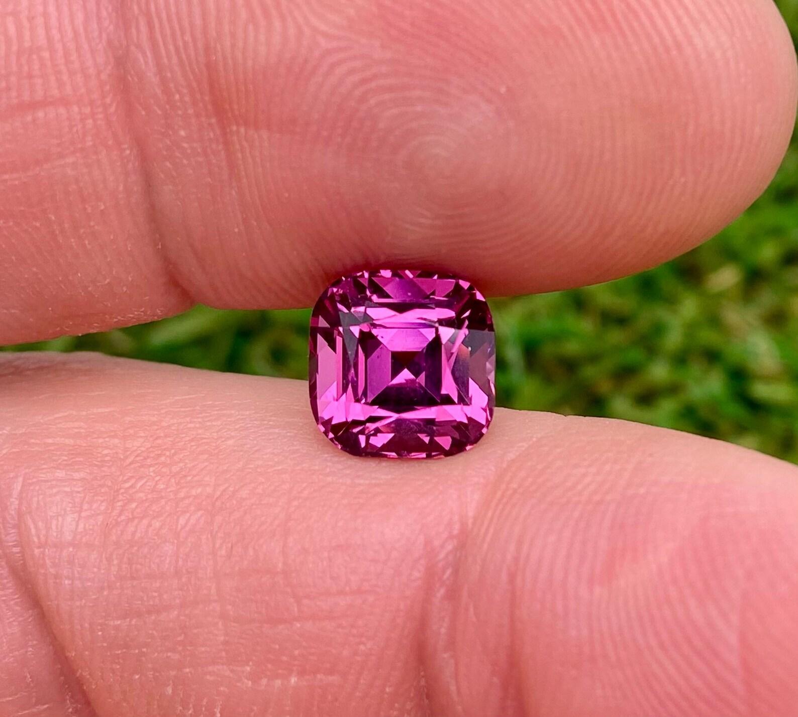 Pierre précieuse non sertie grenat rhodolite naturelle de 4,16 carats, taille coussin, certificat GFCO en vente 3