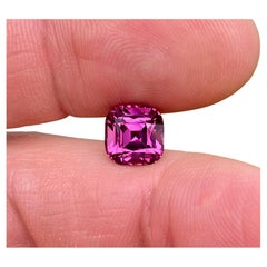 Pierre précieuse non sertie grenat rhodolite naturelle de 4,16 carats, taille coussin, certificat GFCO