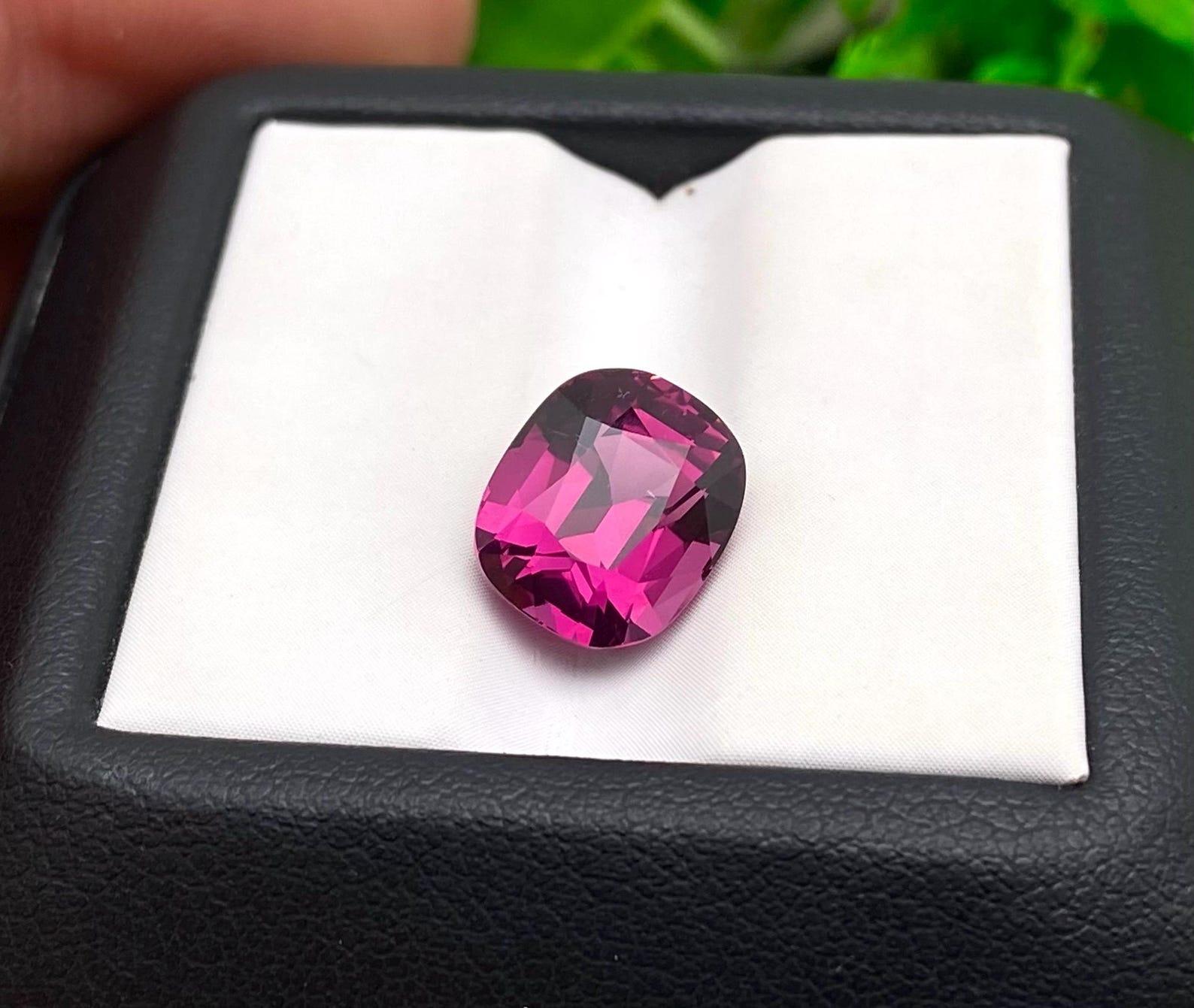 Natural Garnet Rhodolite Loose gemstone 5.28 ct, Cushion cut, certificate For Sale 5