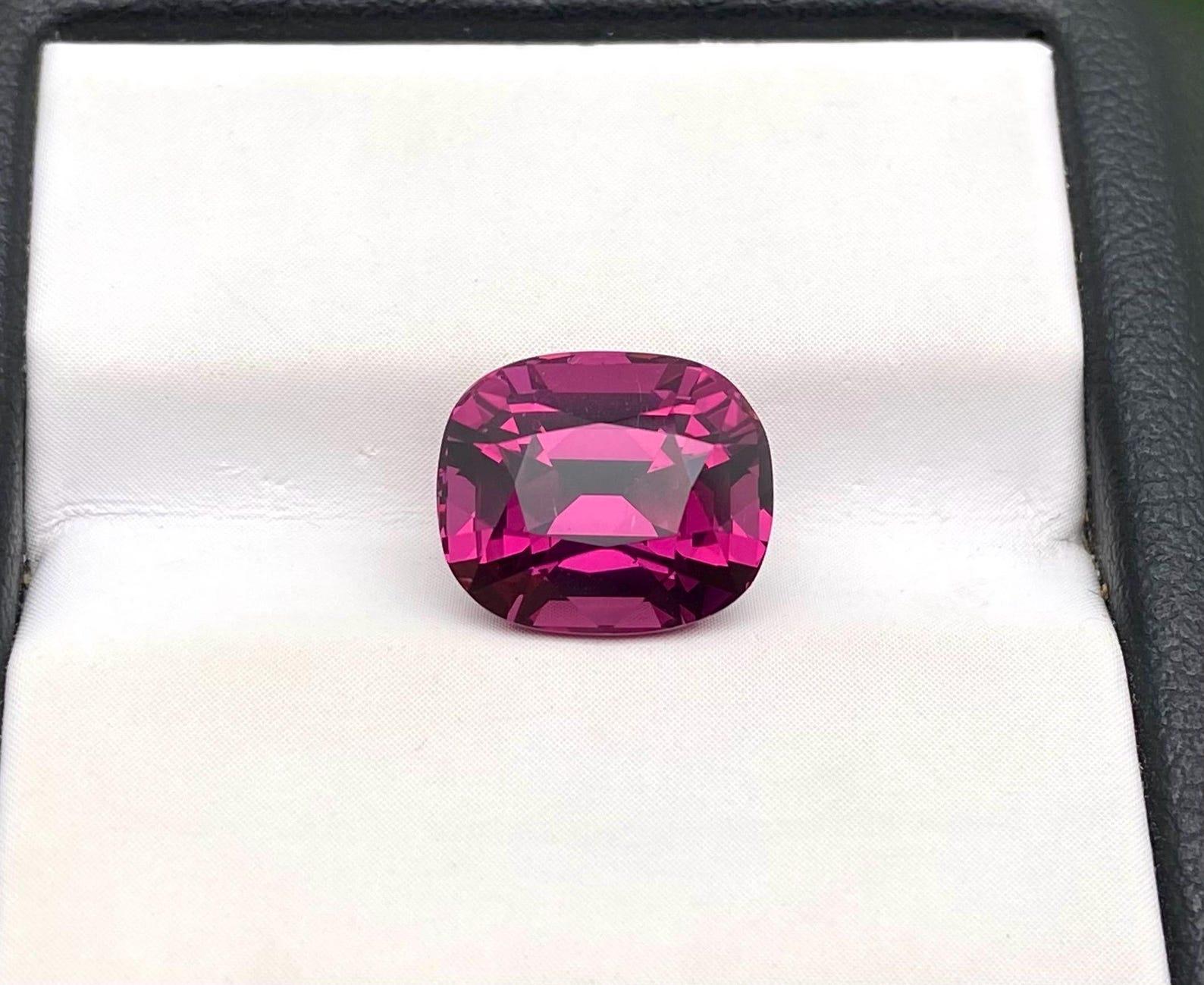 Natural Garnet Rhodolite Loose gemstone 5.28 ct, Cushion cut, certificate In New Condition For Sale In Daugavpils, LV