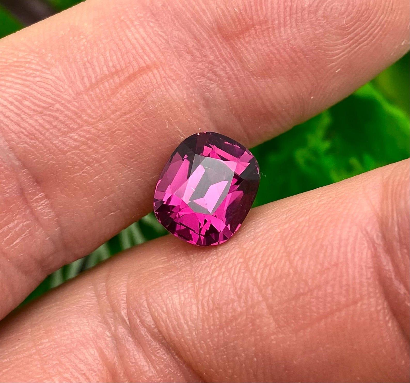 Women's or Men's Natural Garnet Rhodolite Loose gemstone 5.28 ct, Cushion cut, certificate For Sale