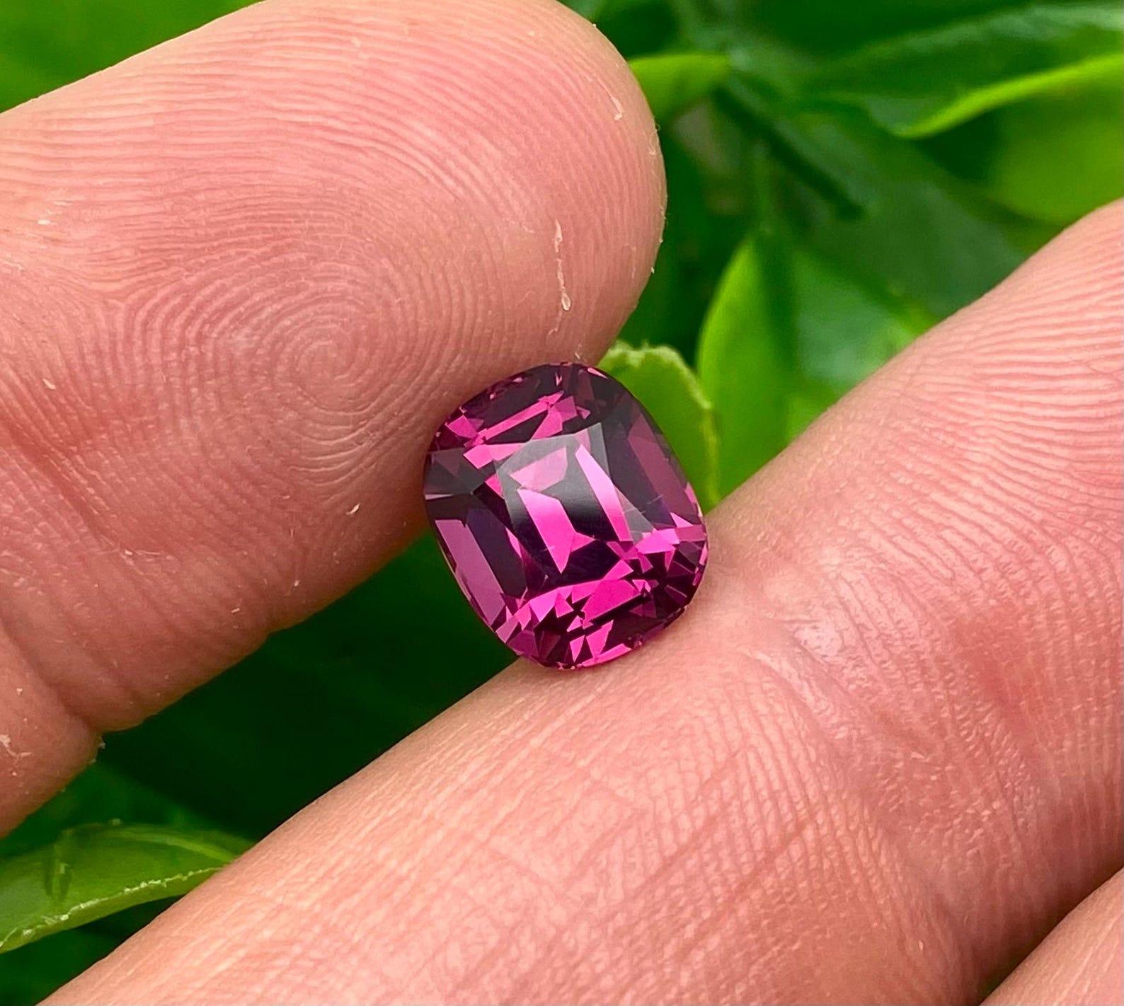 Natural Garnet Rhodolite Loose gemstone 5.28 ct, Cushion cut, certificate For Sale 2