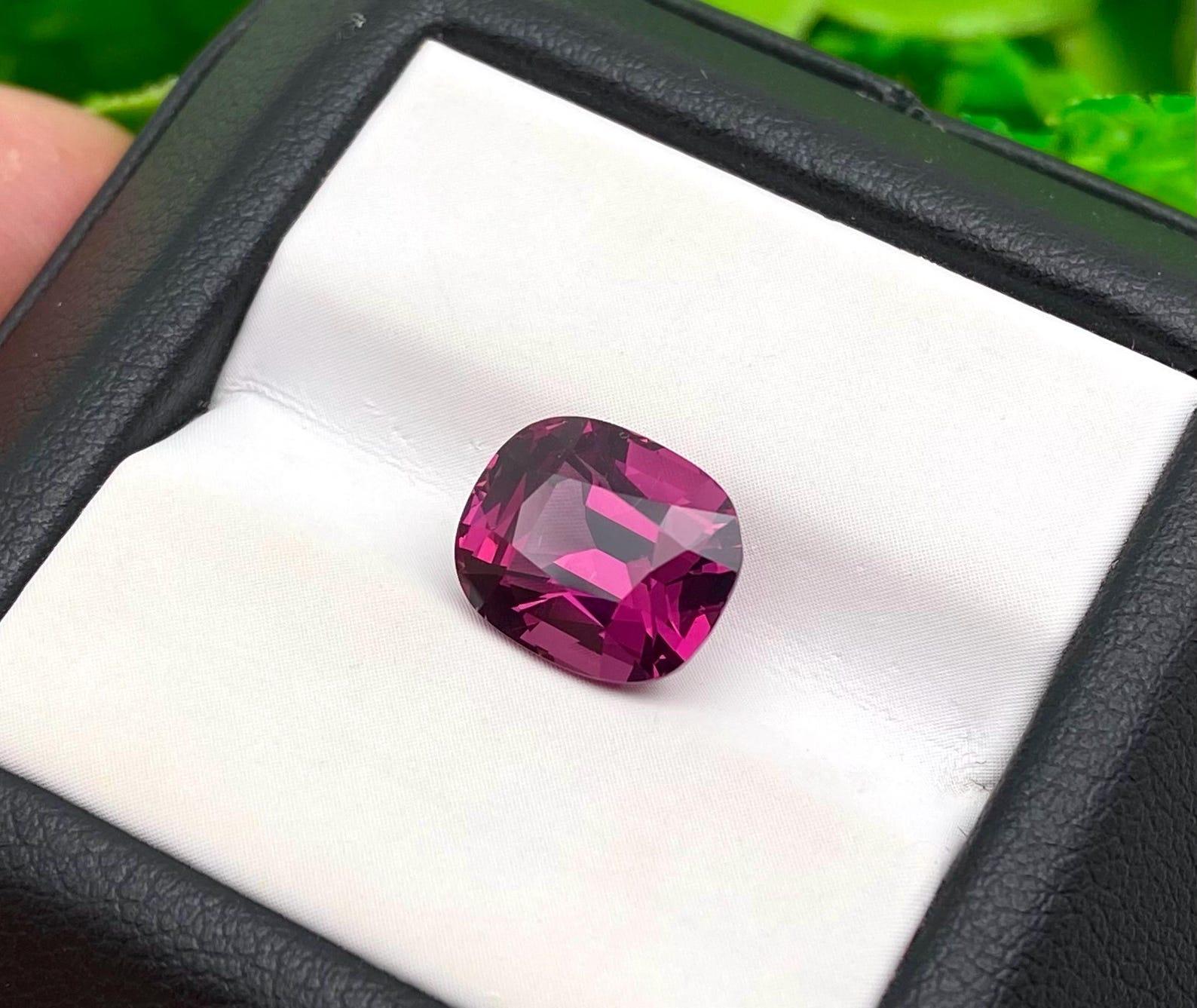 Natural Garnet Rhodolite Loose gemstone 5.28 ct, Cushion cut, certificate For Sale 3