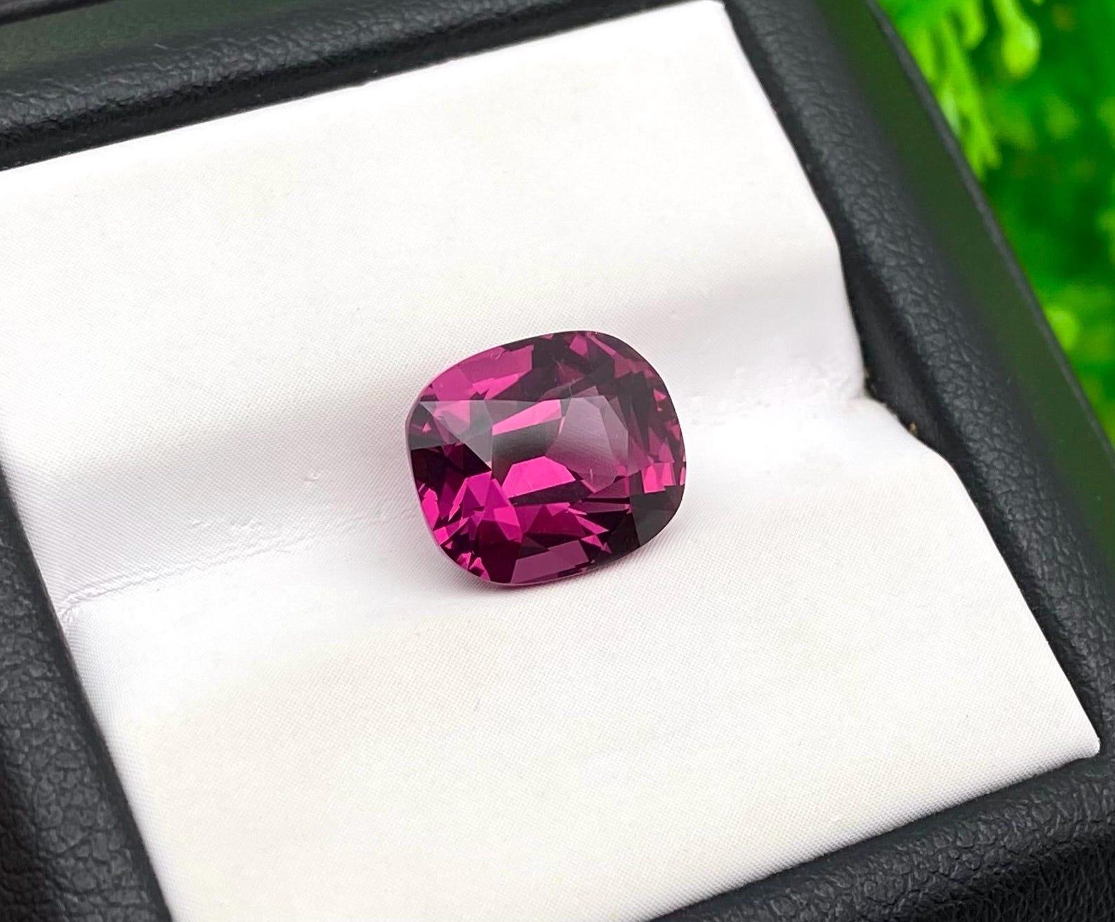 Natural Garnet Rhodolite Loose gemstone 5.28 ct, Cushion cut, certificate For Sale 4