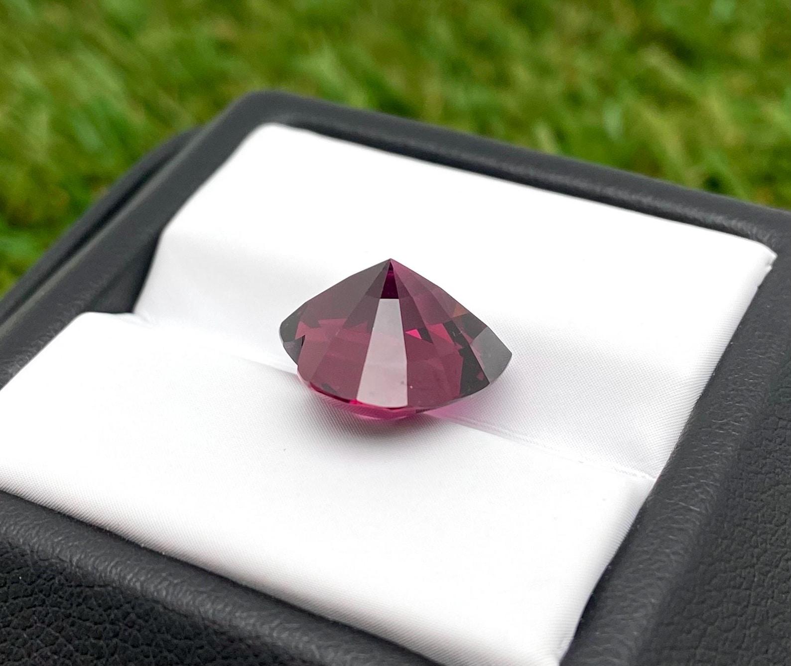 Natural Garnet Rhodolite loose gemstone 9.03 ct. Heart cut, Tanzania Certificate For Sale 4