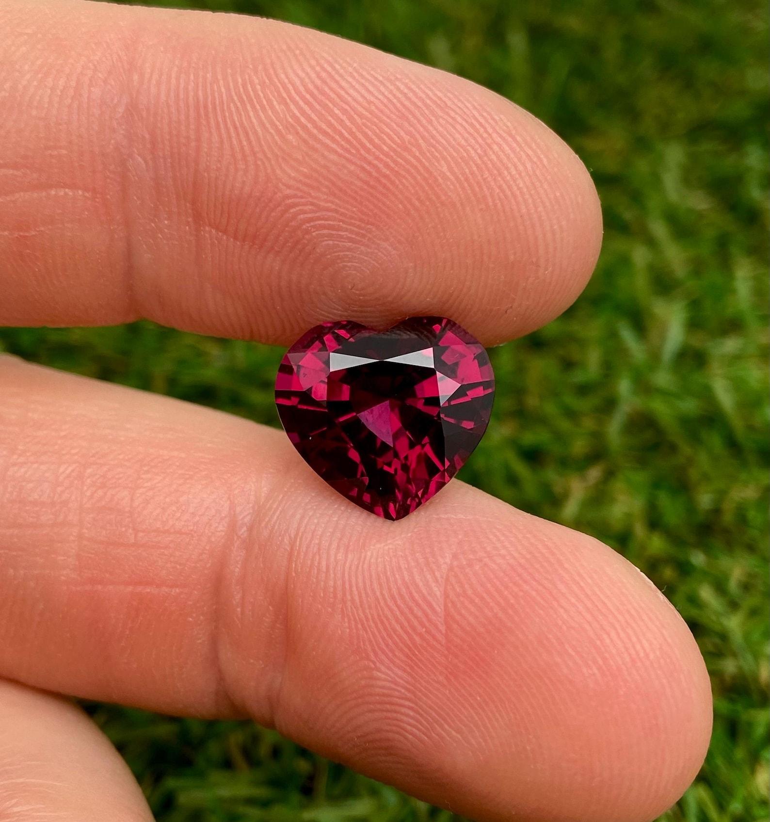 Natural Garnet Rhodolite loose gemstone 9.03 ct. Heart cut, Tanzania Certificate In New Condition For Sale In Daugavpils, LV
