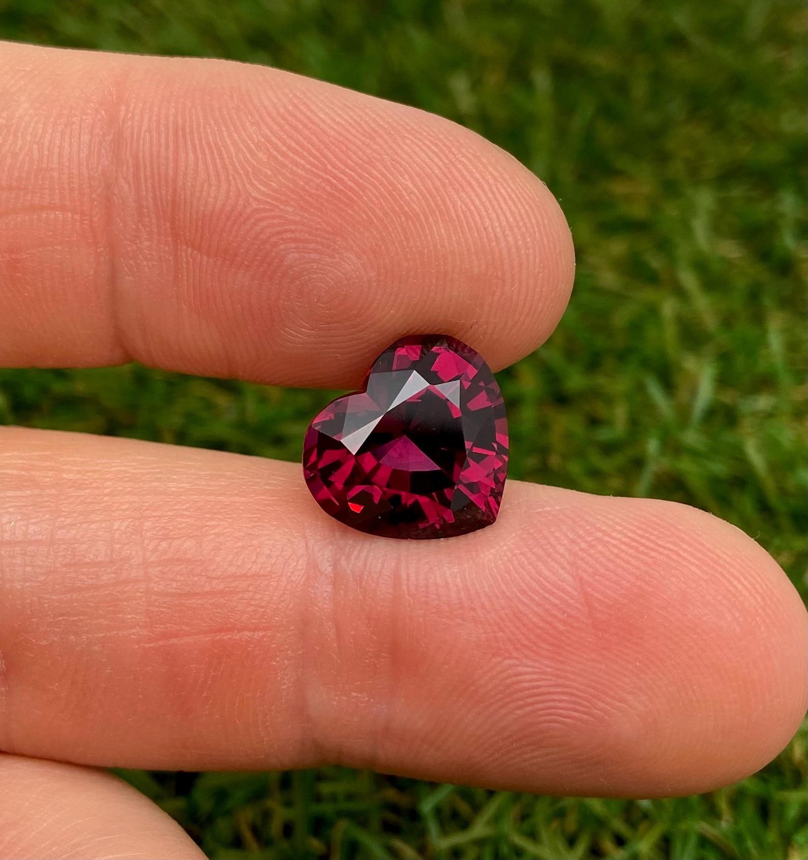 Women's or Men's Natural Garnet Rhodolite loose gemstone 9.03 ct. Heart cut, Tanzania Certificate For Sale