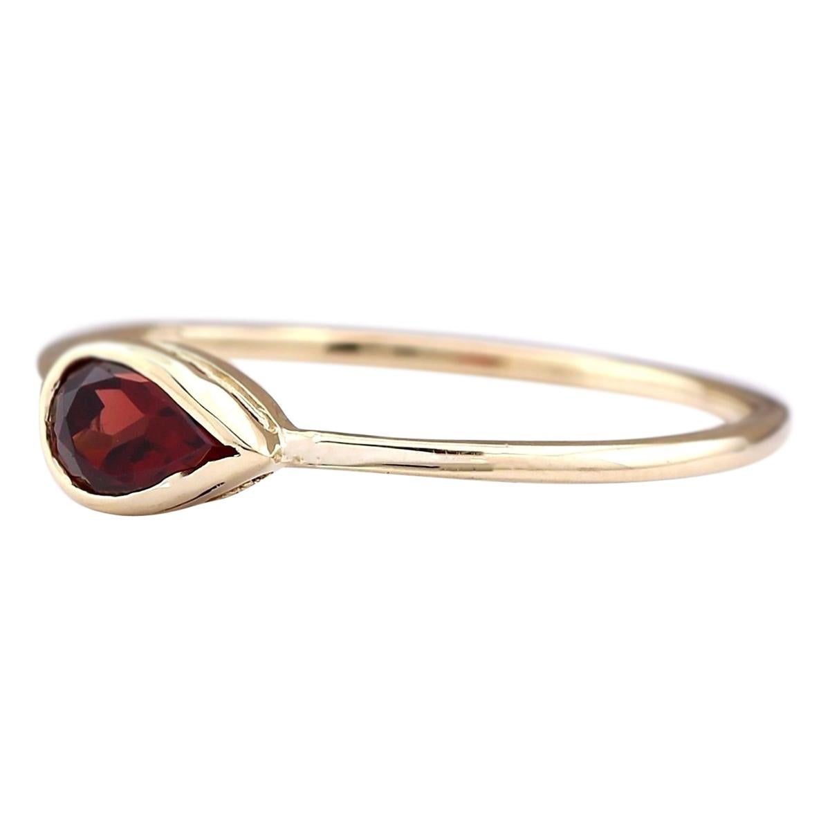 Unser charmanter Ring aus 14-karätigem Gelbgold ist mit einem bezaubernden Rhodolith-Granat von 0,50 Karat geschmückt. Der Ring ist mit einem Echtheitsstempel versehen und wiegt insgesamt 1,1 Gramm, wodurch er leicht und angenehm zu tragen ist. Der