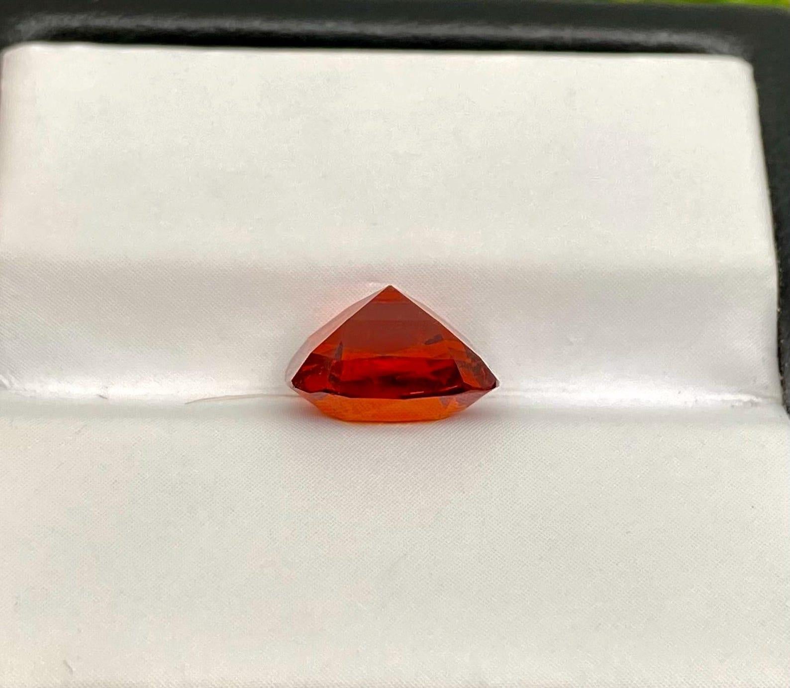 Grenat naturel Spessartite pierres précieuses en vrac 3.93 ct. Taille de coussin, certificat GFCO Neuf - En vente à Daugavpils, LV