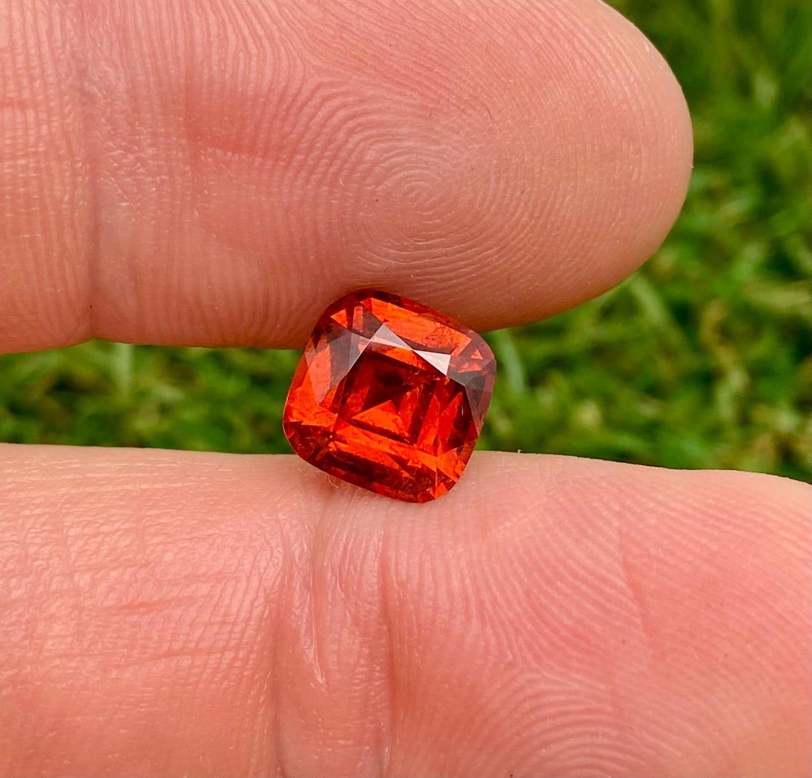 Grenat naturel Spessartite pierres précieuses en vrac 3.93 ct. Taille de coussin, certificat GFCO Unisexe en vente