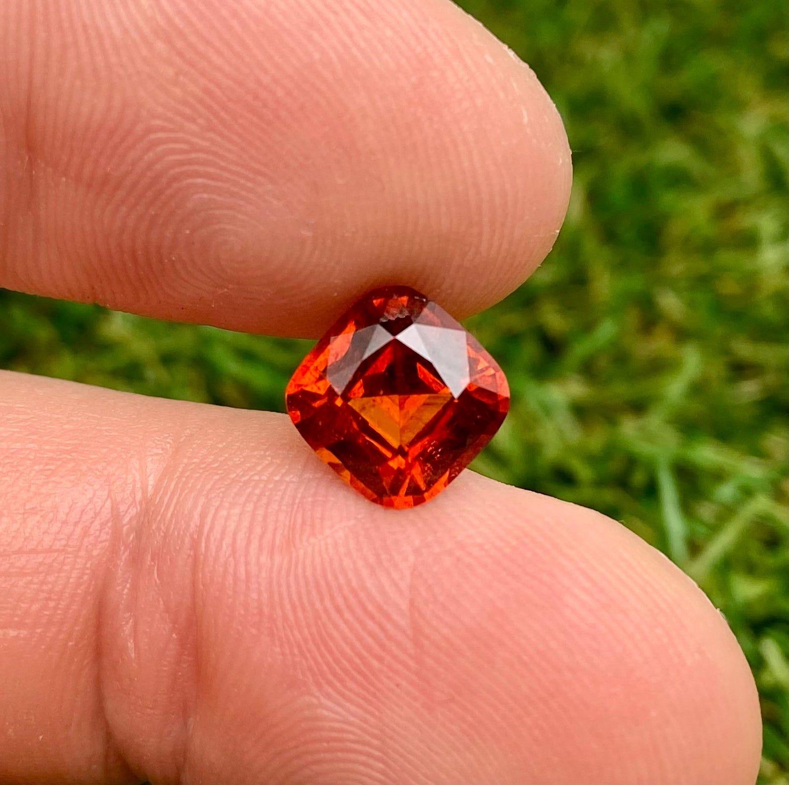 Grenat naturel Spessartite pierres précieuses en vrac 3.93 ct. Taille de coussin, certificat GFCO en vente 1