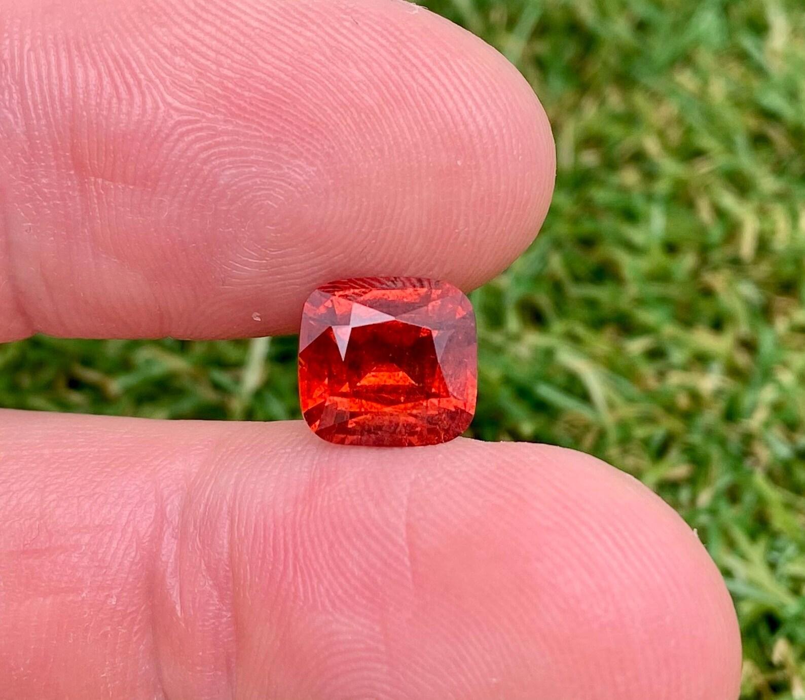 Taglio cuscino Natural Garnet Spessartite Loose Gemstone 4.91 Ct. Cushion cut, Certificate GFCO in vendita