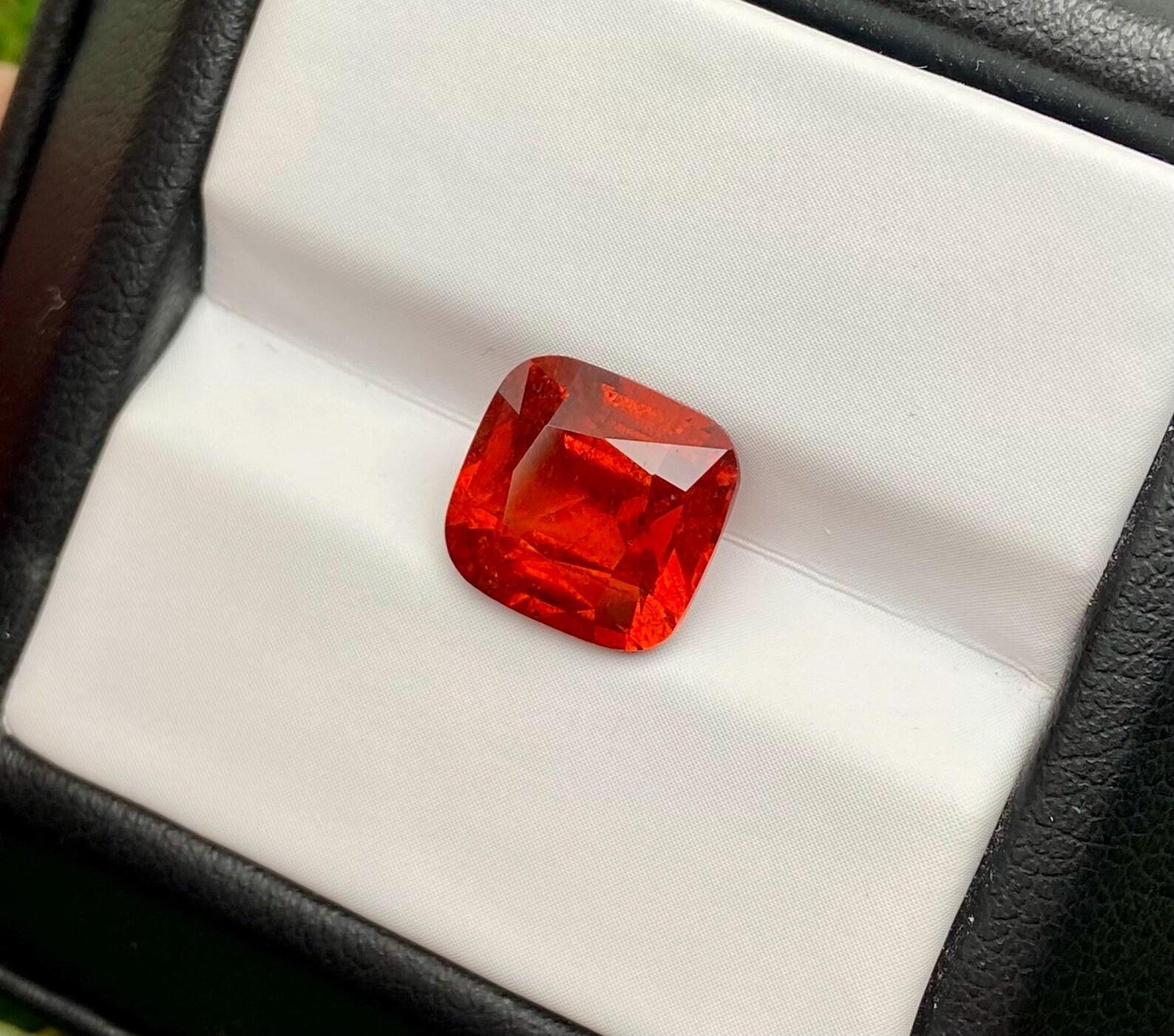 da uomo o donna Natural Garnet Spessartite Loose Gemstone 4.91 Ct. Cushion cut, Certificate GFCO in vendita