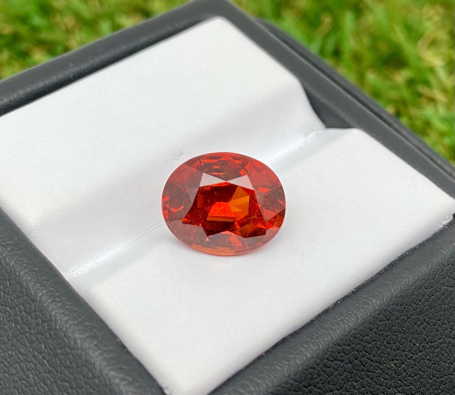 Natural Garnet Spessartite Loose Gemstone 5.23 Ct., Oval cut, Certificate GFCO For Sale 2