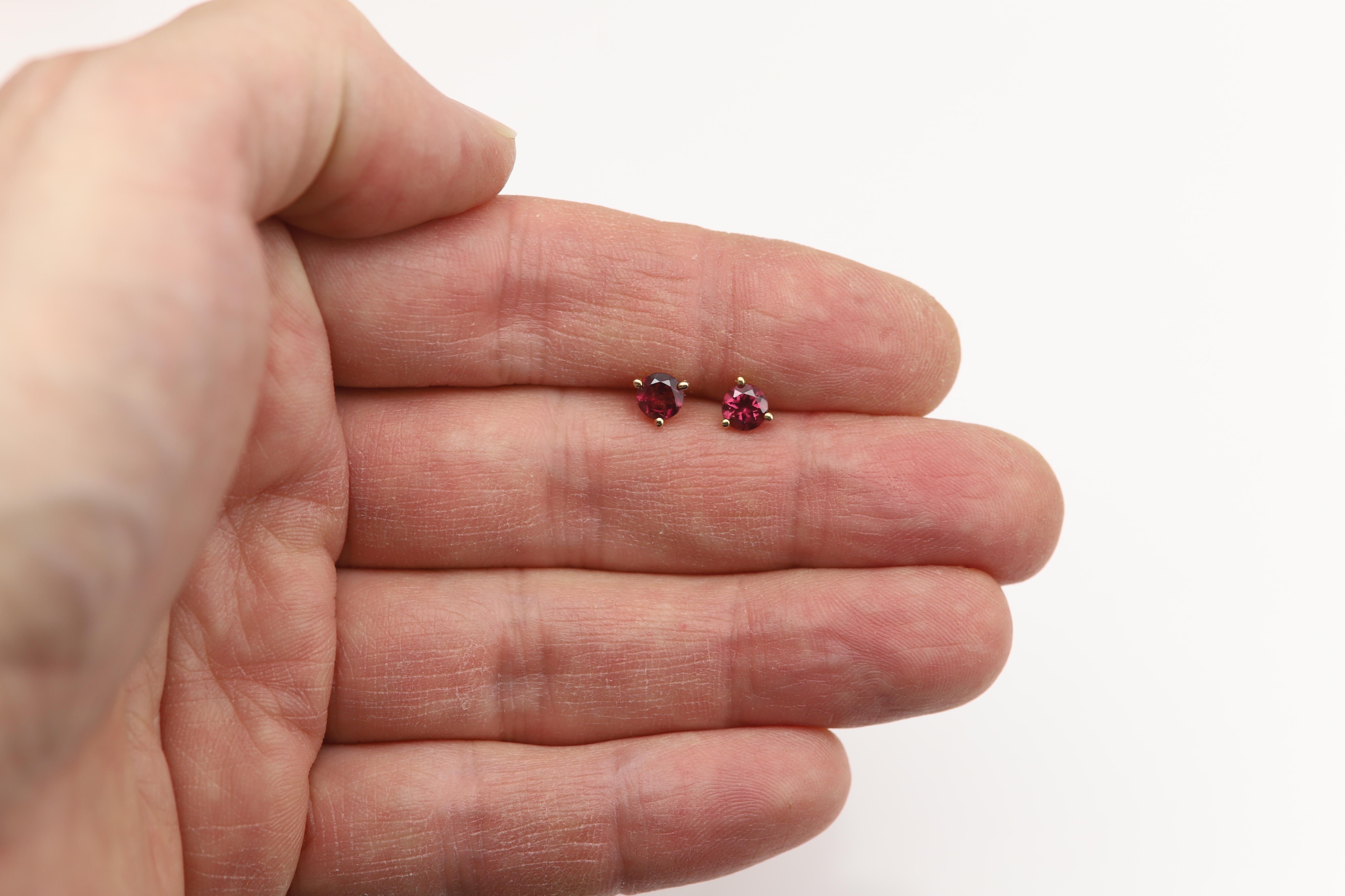 Taille ronde Boucles d'oreilles or jaune 14 carats grenat naturel 5.0mm en vente