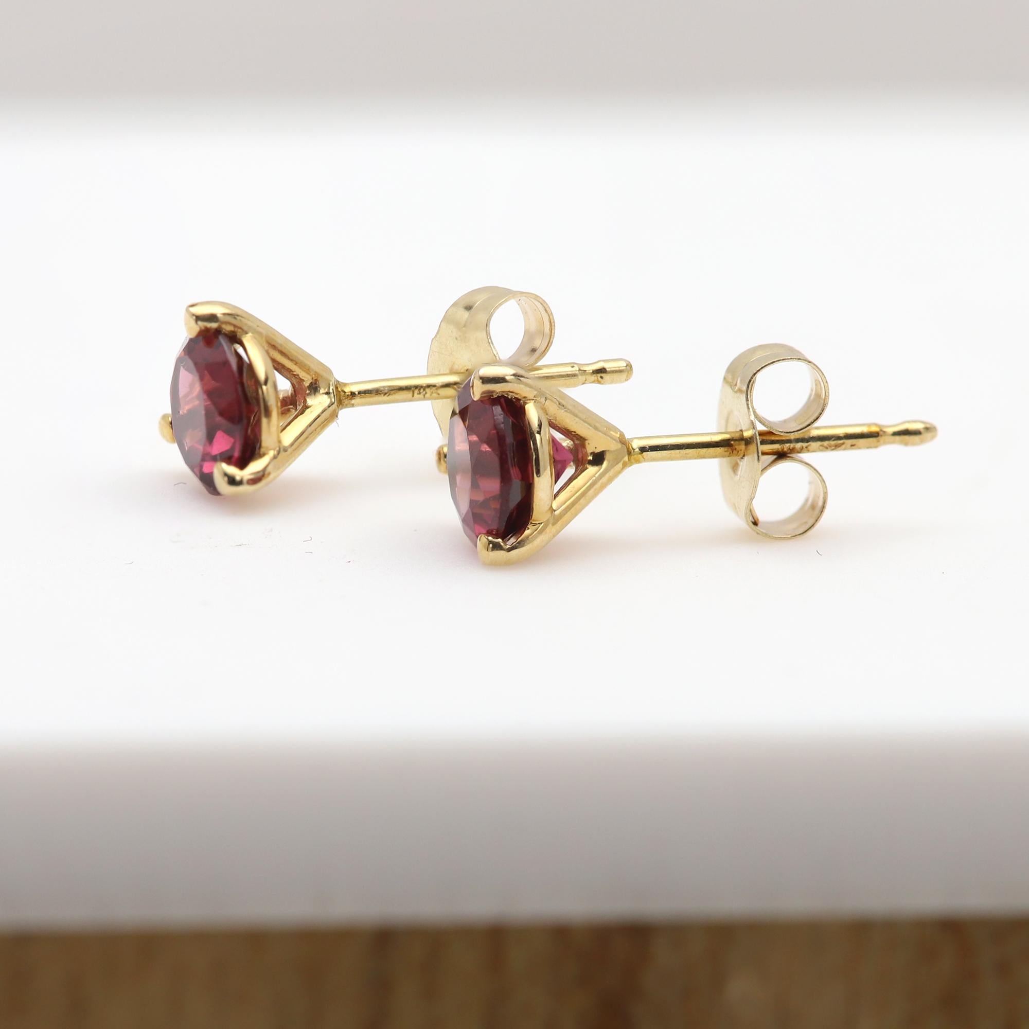 Boucles d'oreilles or jaune 14 carats grenat naturel 5.0mm en vente 1