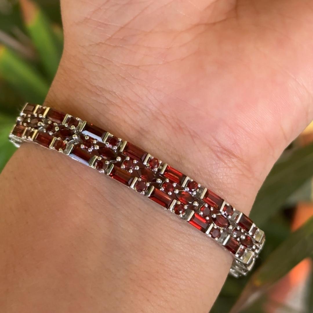 Pulsera de tenis con triple fila de granates naturales de 18,1 quilates en plata para mamá en Nuevo estado para la venta en New York, NY