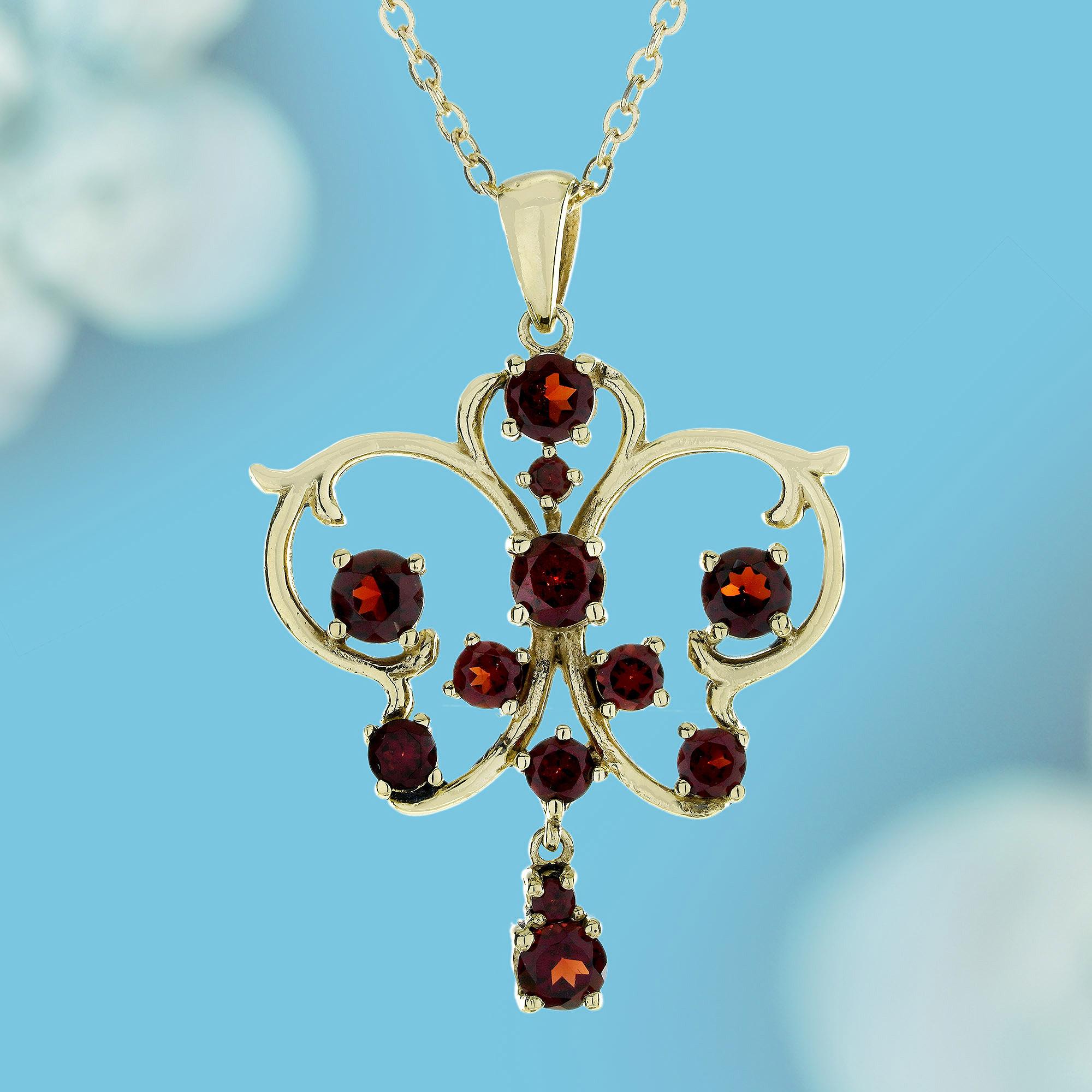 Une pièce captivante qui évoque à la fois la passion et l'élégance. Au cœur du pendentif, le grenat rouge profond symbolise l'amour et la force, sa riche teinte reflétant l'intensité d'une fleur en pleine éclosion. Conçu dans un style victorien