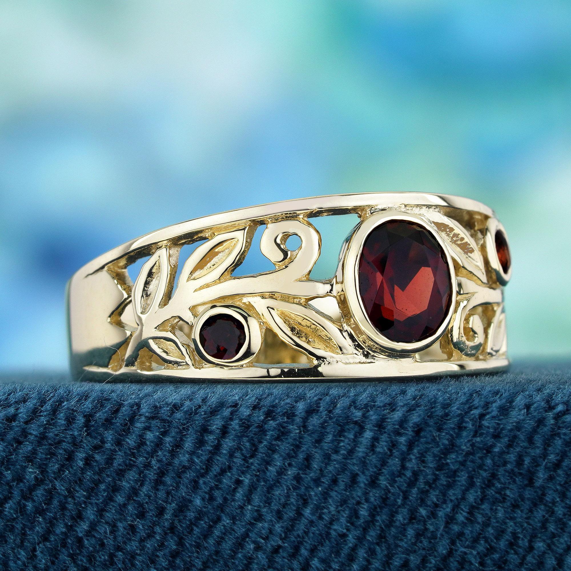 Art Déco Natural Garnet Vintage Style Carved Band Ring in Solid 9K Yellow Gold in vendita