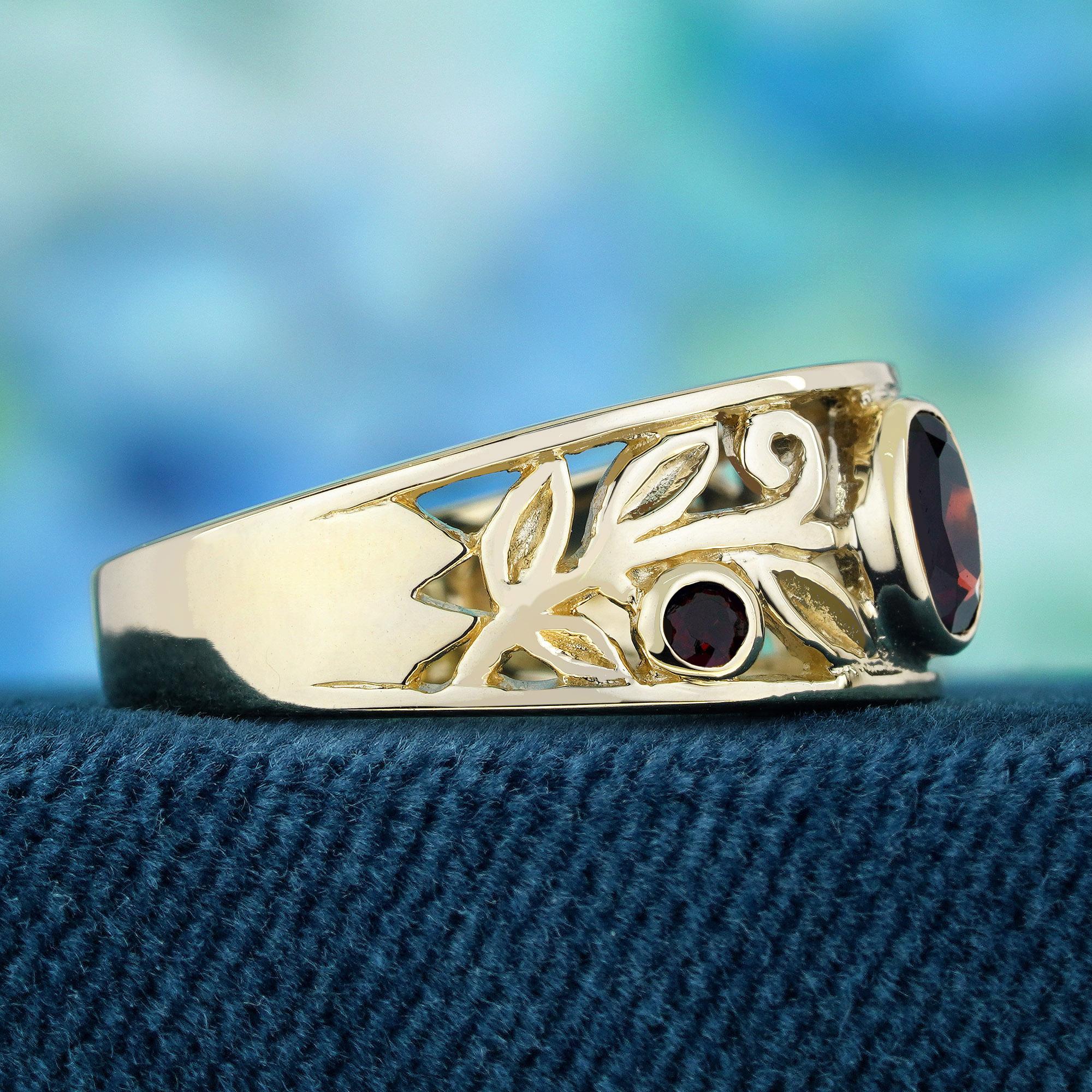 Taglio ovale Natural Garnet Vintage Style Carved Band Ring in Solid 9K Yellow Gold in vendita
