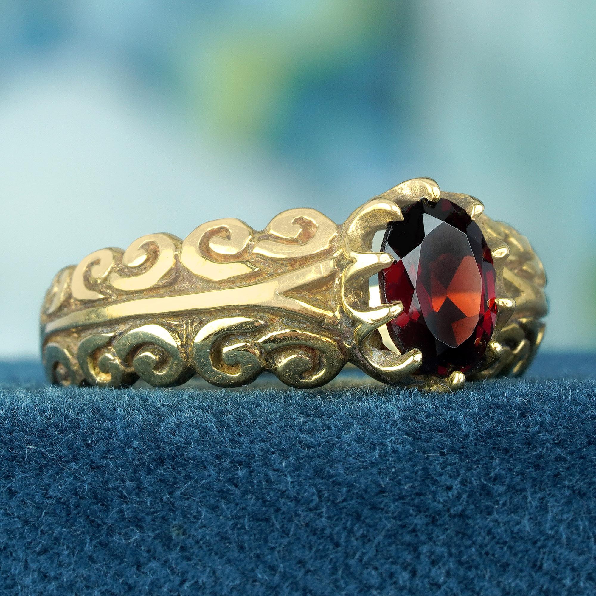 Edwardian Natural Garnet Vintage Style Carved Ring in Solid 9K Yellow Gold For Sale