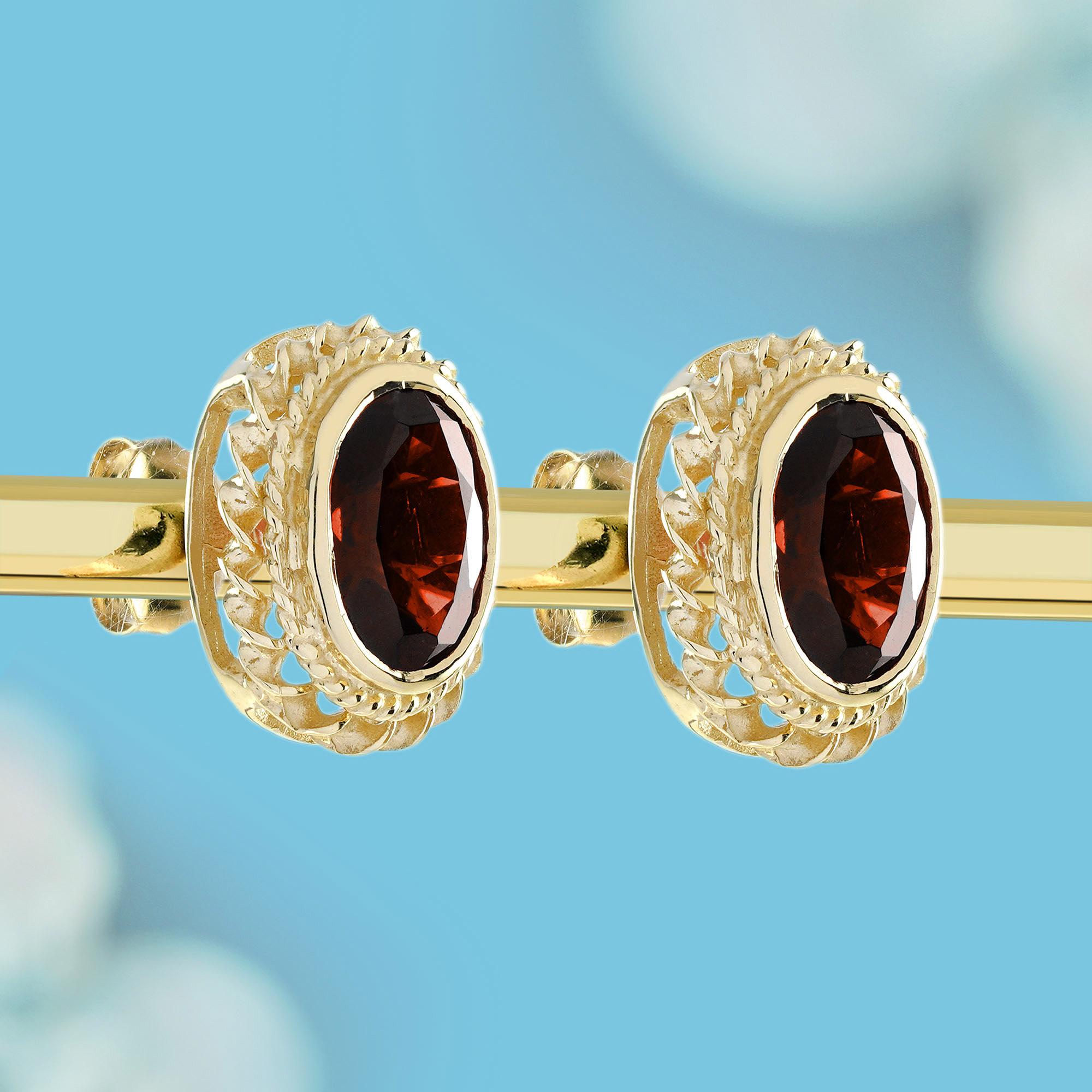 Edwardian Natural Garnet Vintage Style Rope Motif Stud Earrings in 9K Yellow Gold For Sale