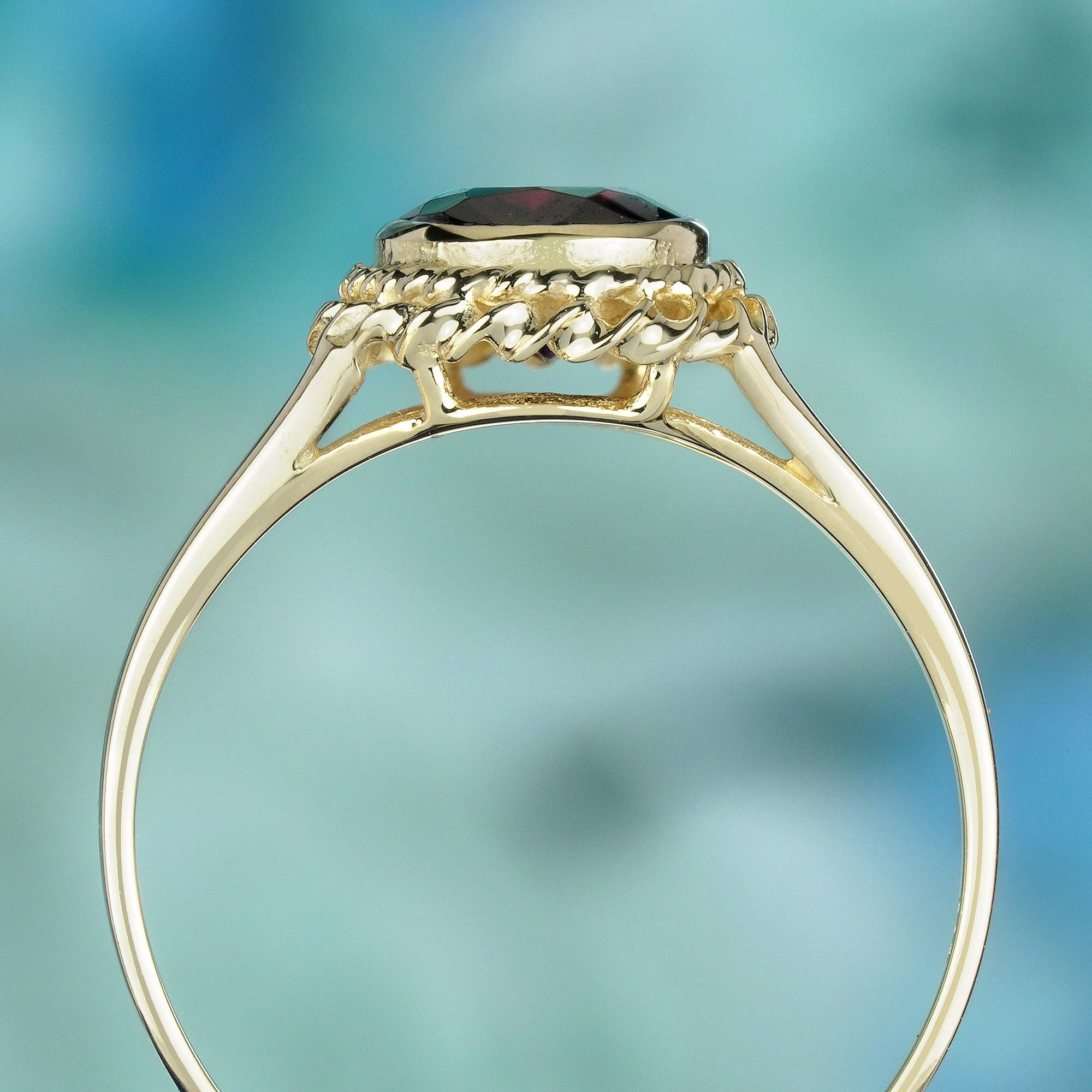 Natural Garnet Vintage Style Rope Ring in Solid 9K Yellow Gold In New Condition For Sale In Bangkok, TH
