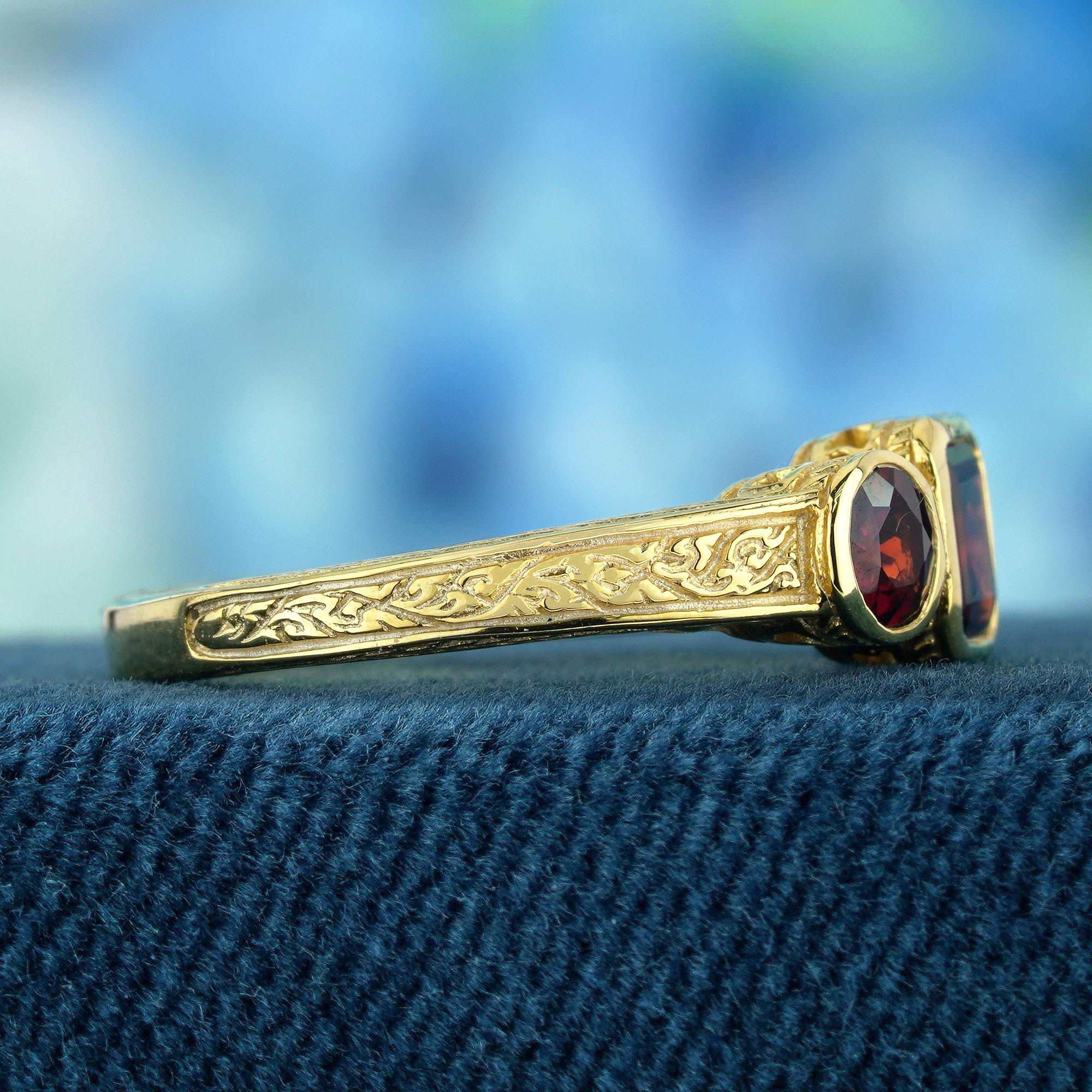 Natürlicher Granat im Vintage-Stil Dreiring aus massivem 9K Gelbgold (Kissenschliff) im Angebot
