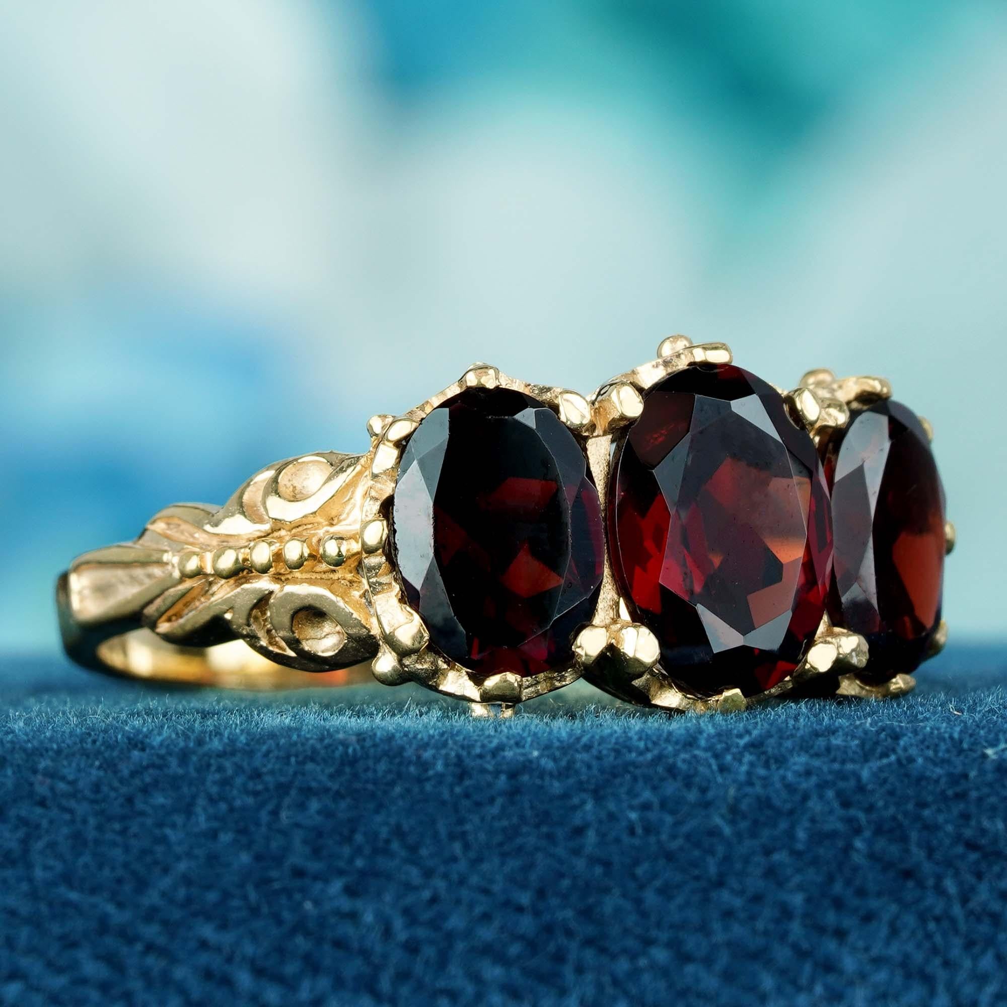 Edoardiano Anello a tre pietre con granato naturale in stile vintage in oro massiccio 14K in vendita