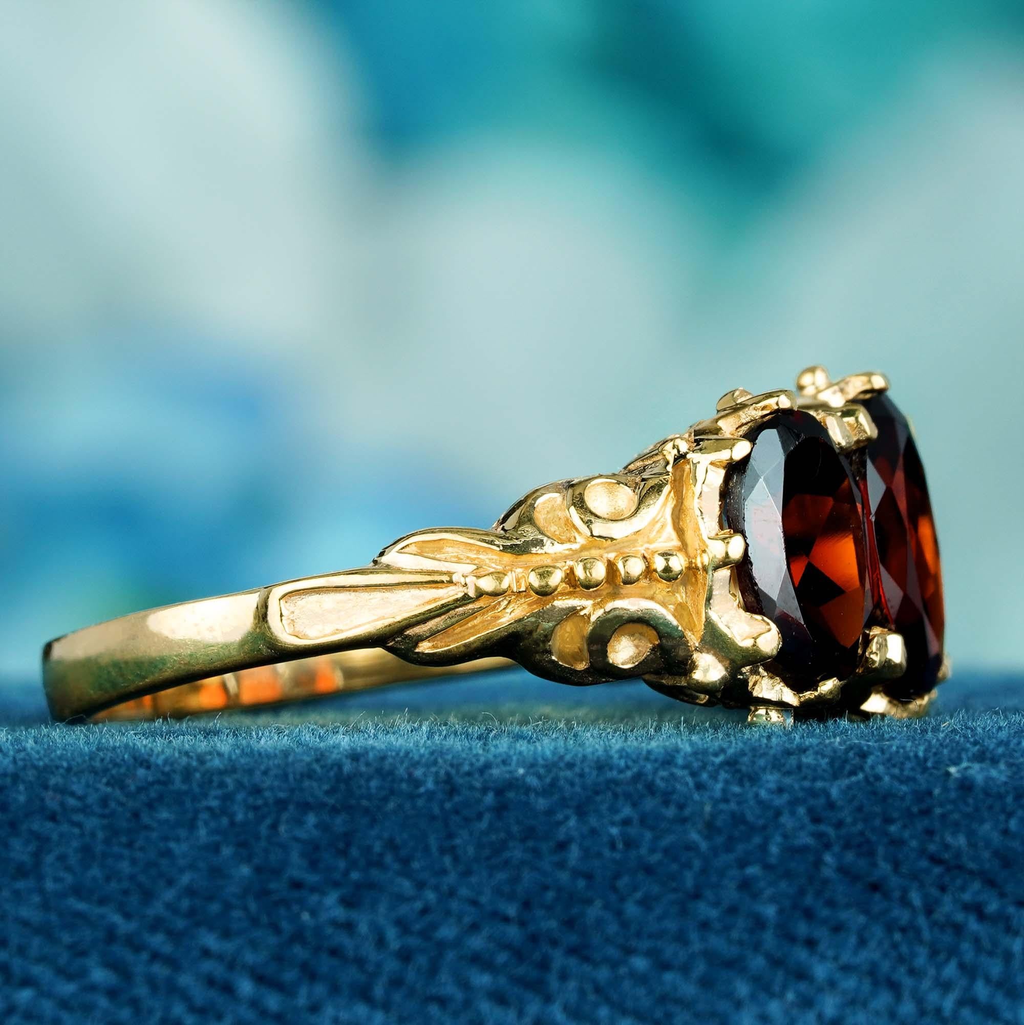Taglio ovale Anello a tre pietre con granato naturale in stile vintage in oro massiccio 14K in vendita