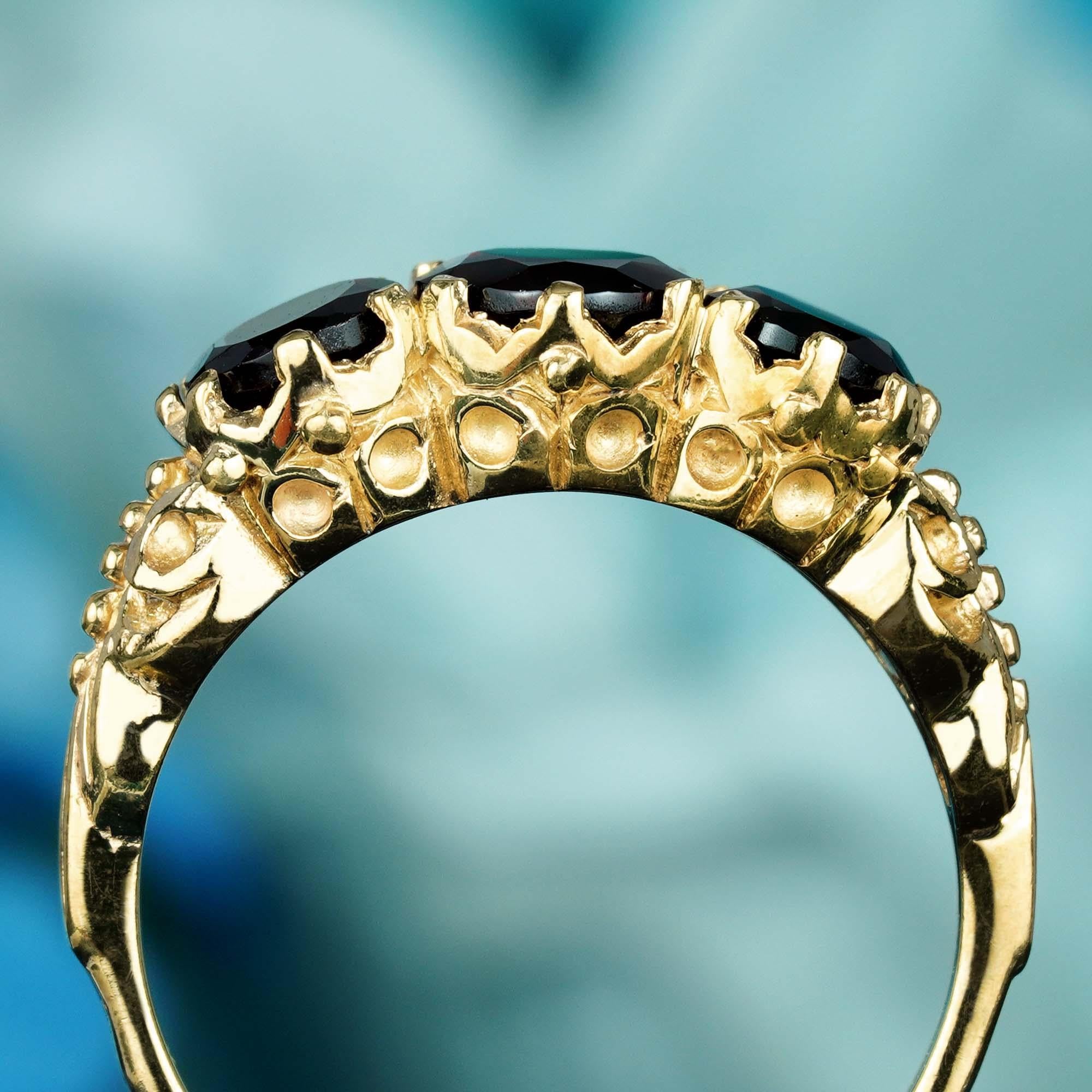 Anello a tre pietre con granato naturale in stile vintage in oro massiccio 14K In condizioni Nuovo in vendita a Bangkok, TH