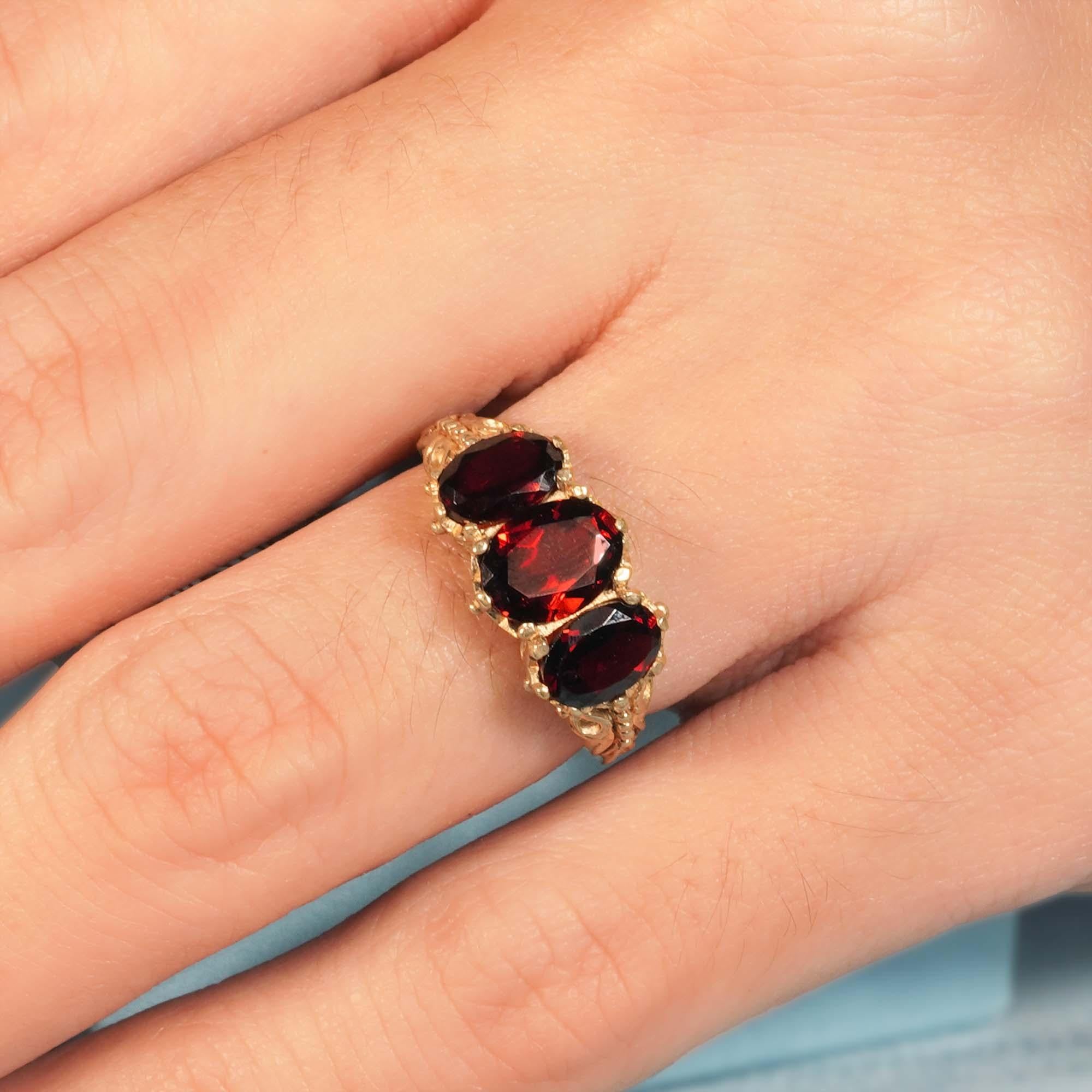 Anello a tre pietre con granato naturale in stile vintage in oro massiccio 14K in vendita 1